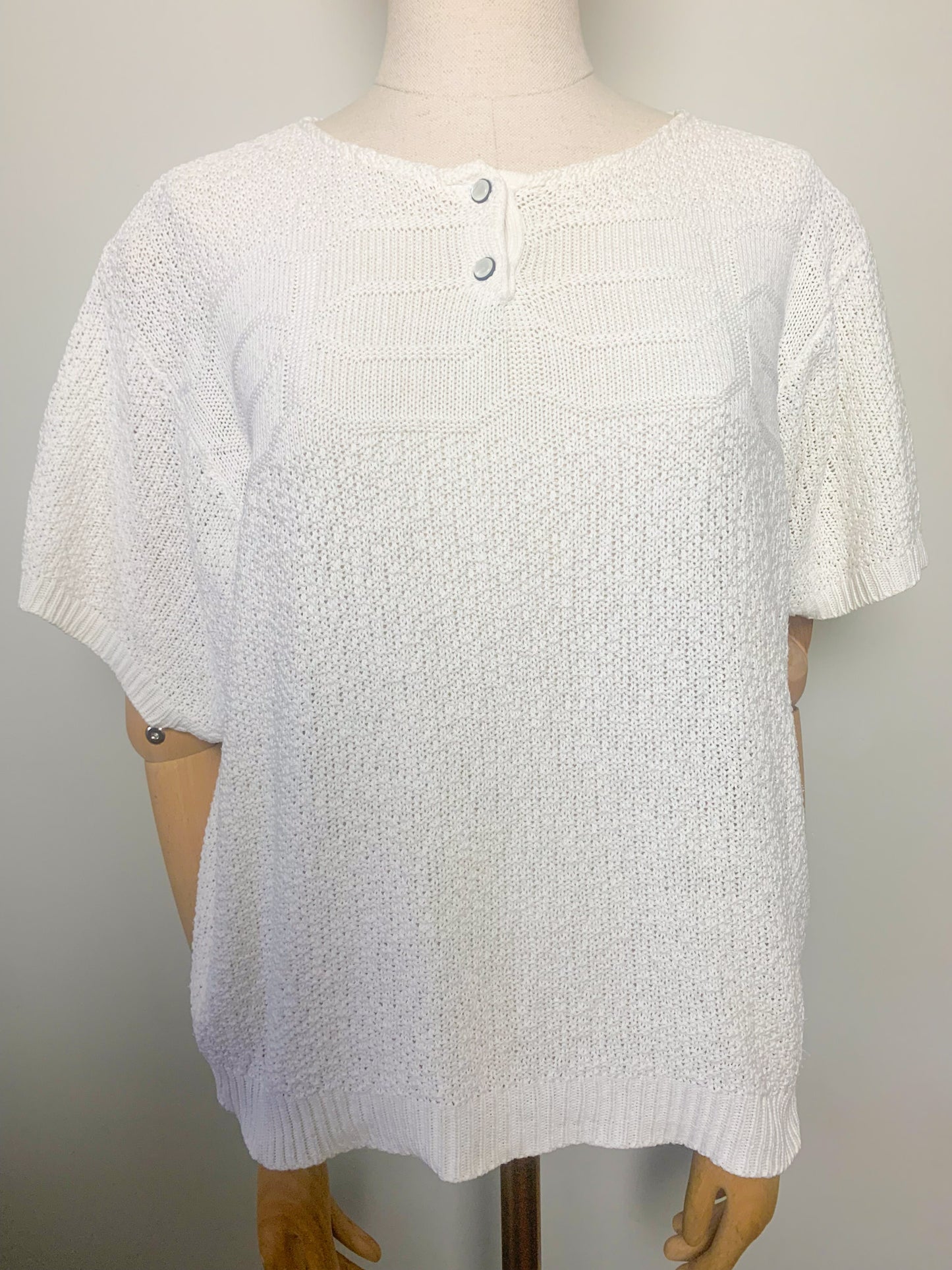 Top blanc col rond avec boutons manches courtes en maille vintage