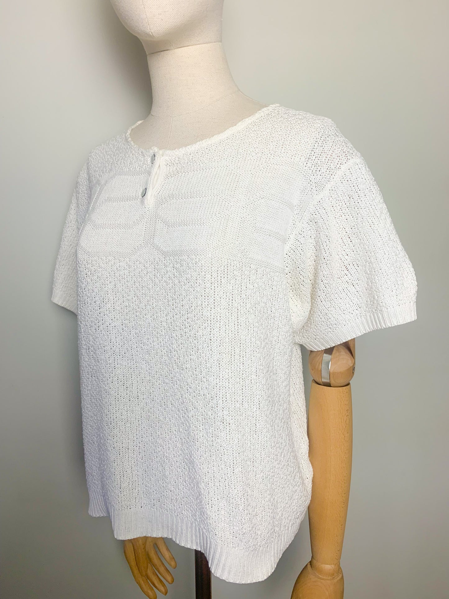 Top blanc col rond avec boutons manches courtes en maille vintage