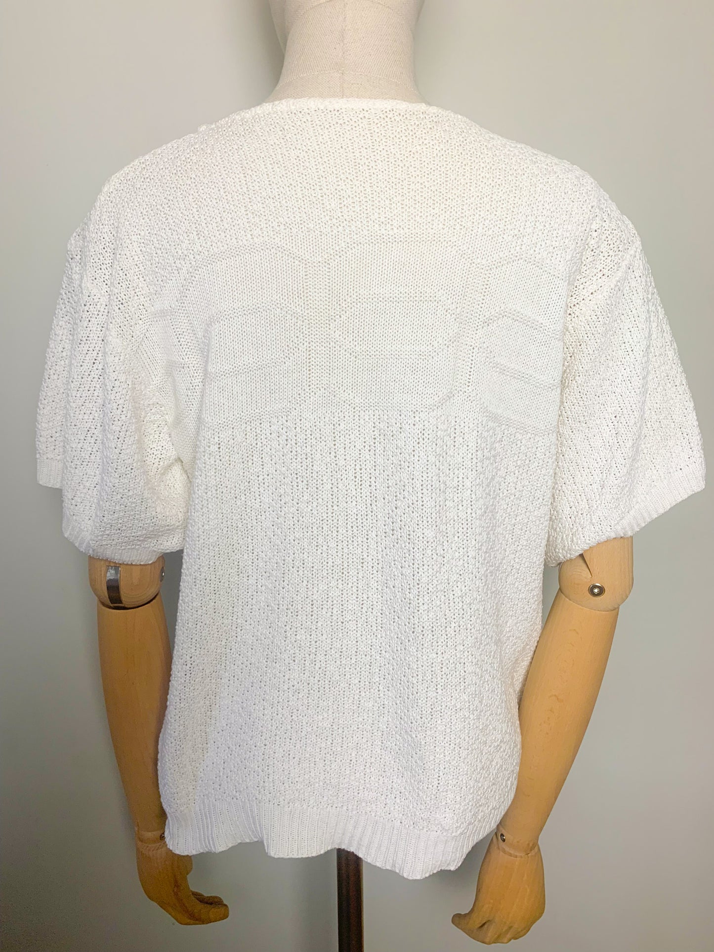 Top blanc col rond avec boutons manches courtes en maille vintage