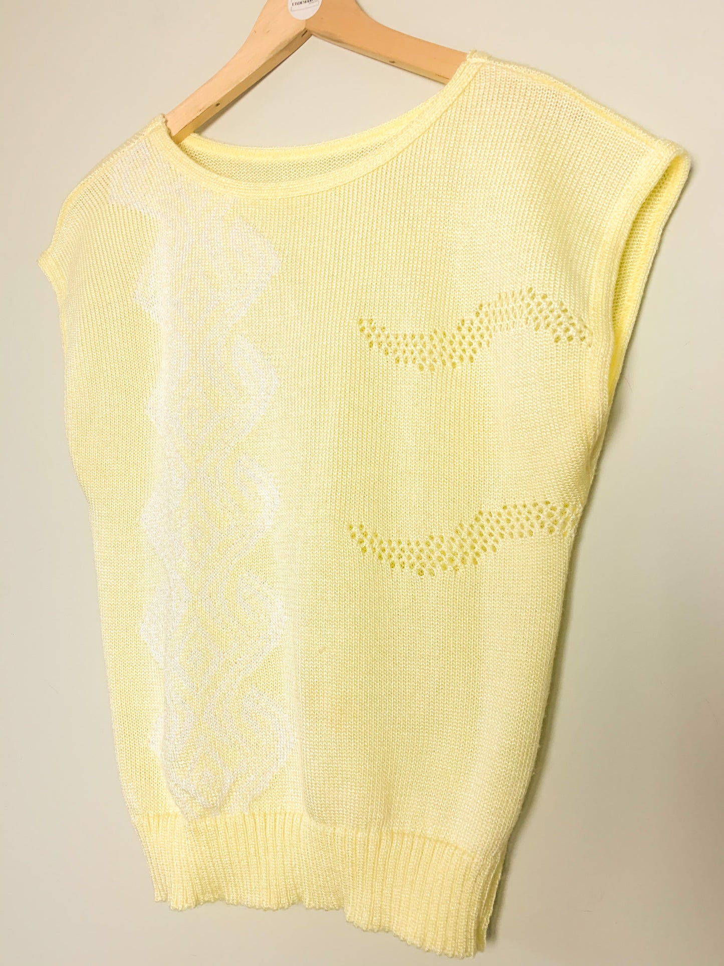 Top en maille sans manches jaune pastel et blanc vintage