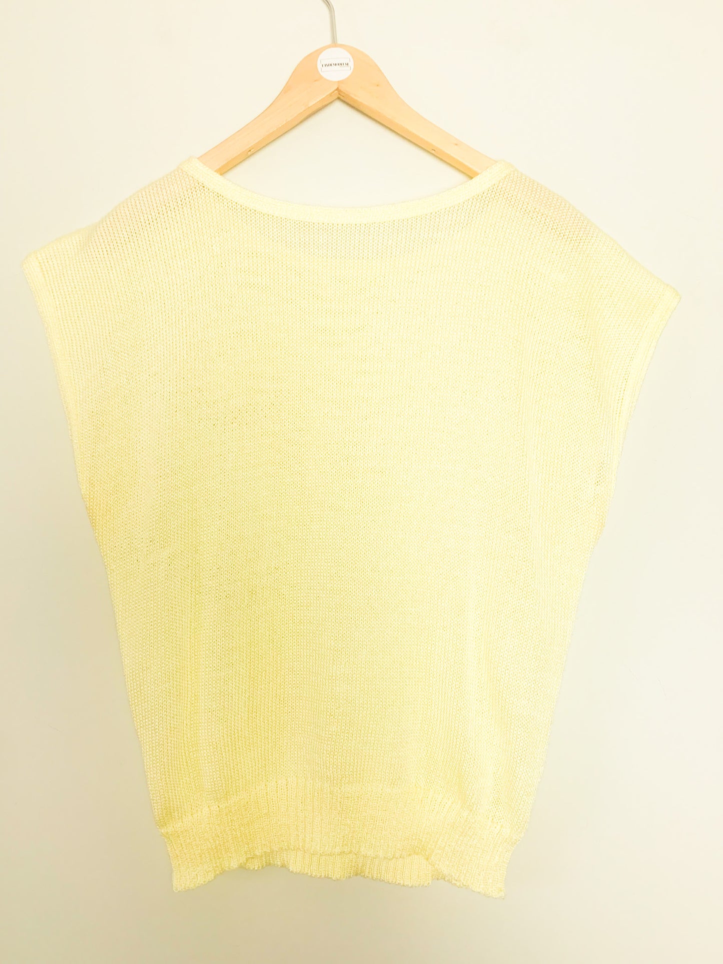 Top en maille sans manches jaune pastel et blanc vintage