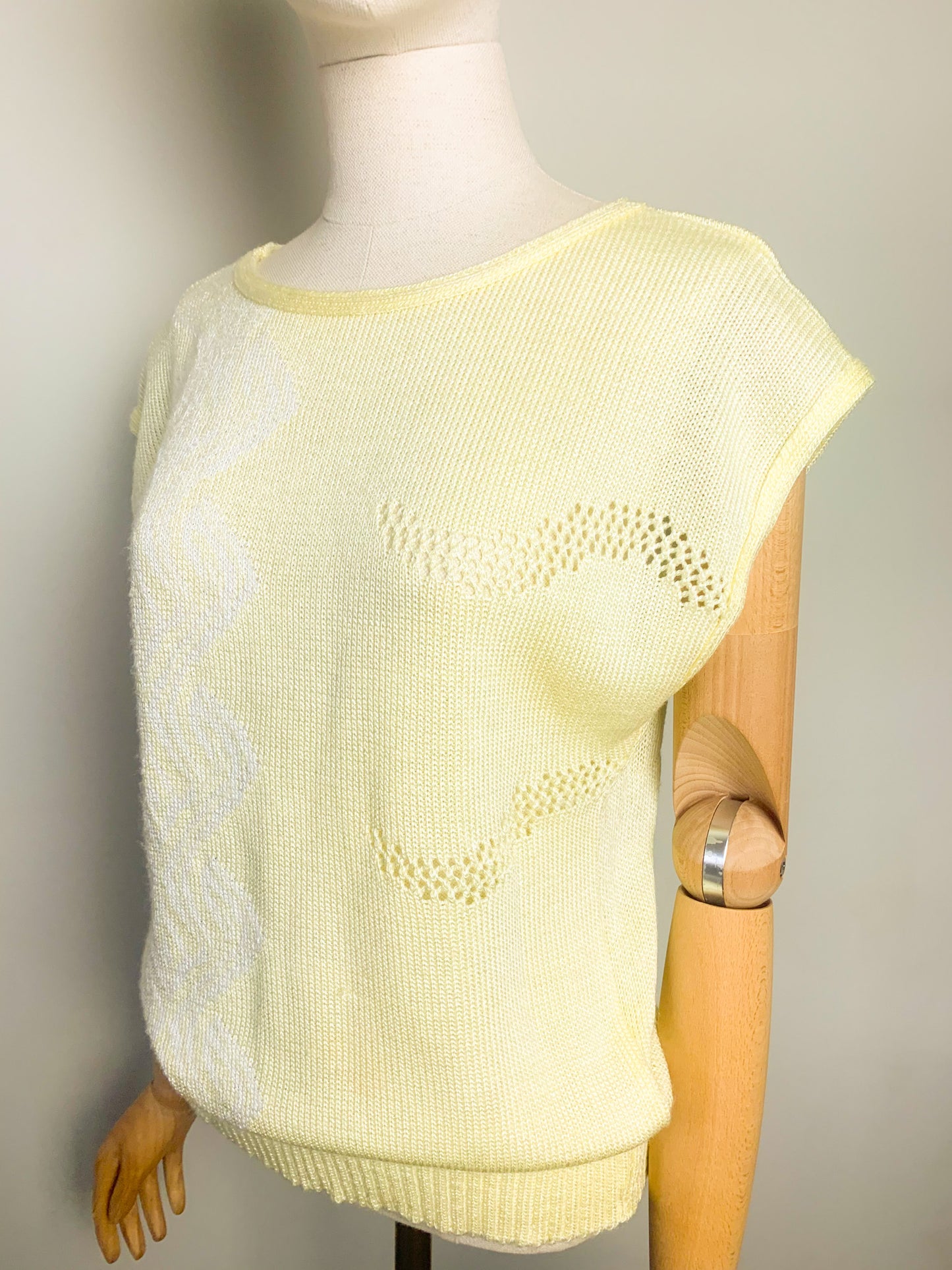Top en maille sans manches jaune pastel et blanc vintage