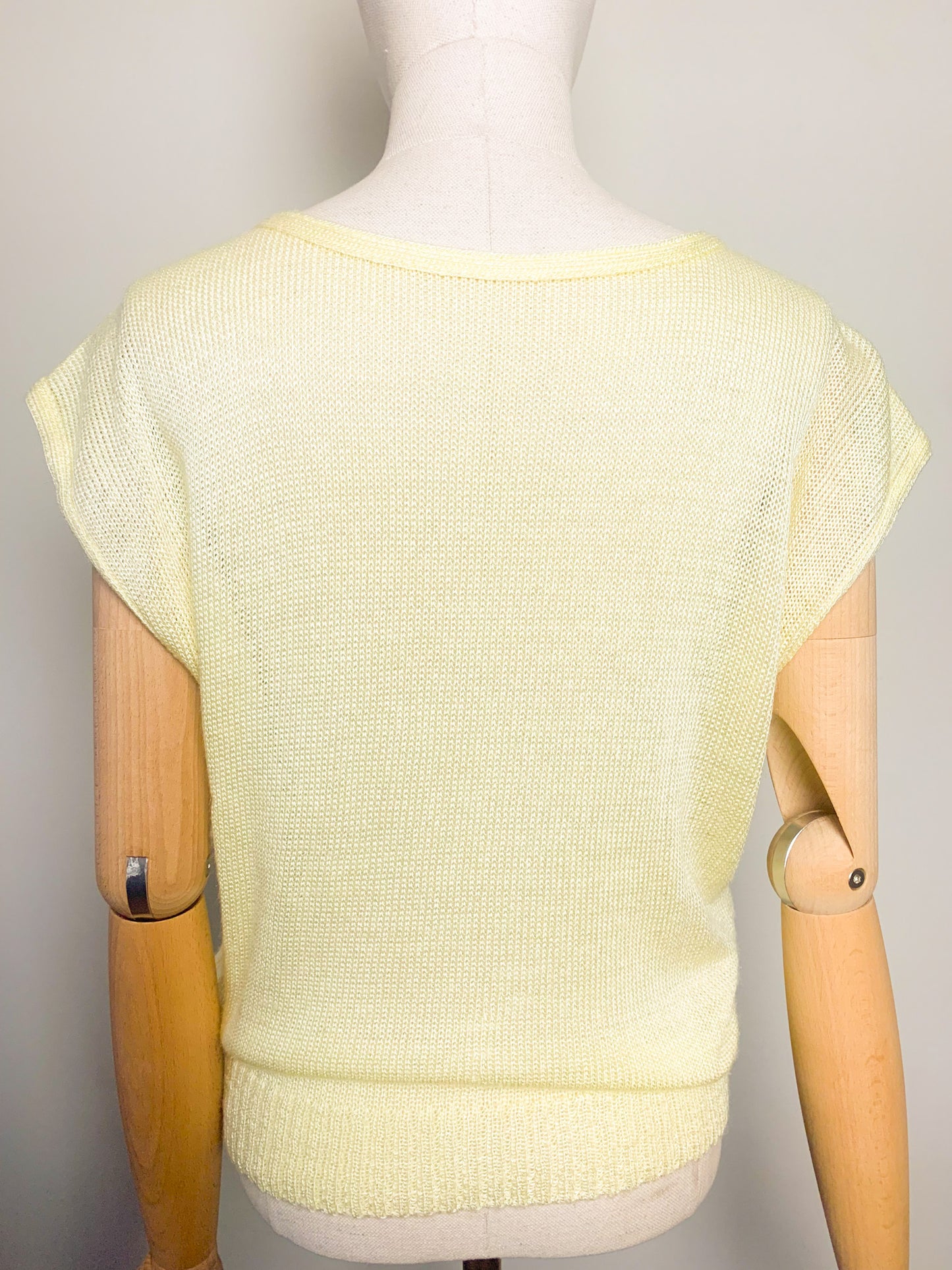 Top en maille sans manches jaune pastel et blanc vintage