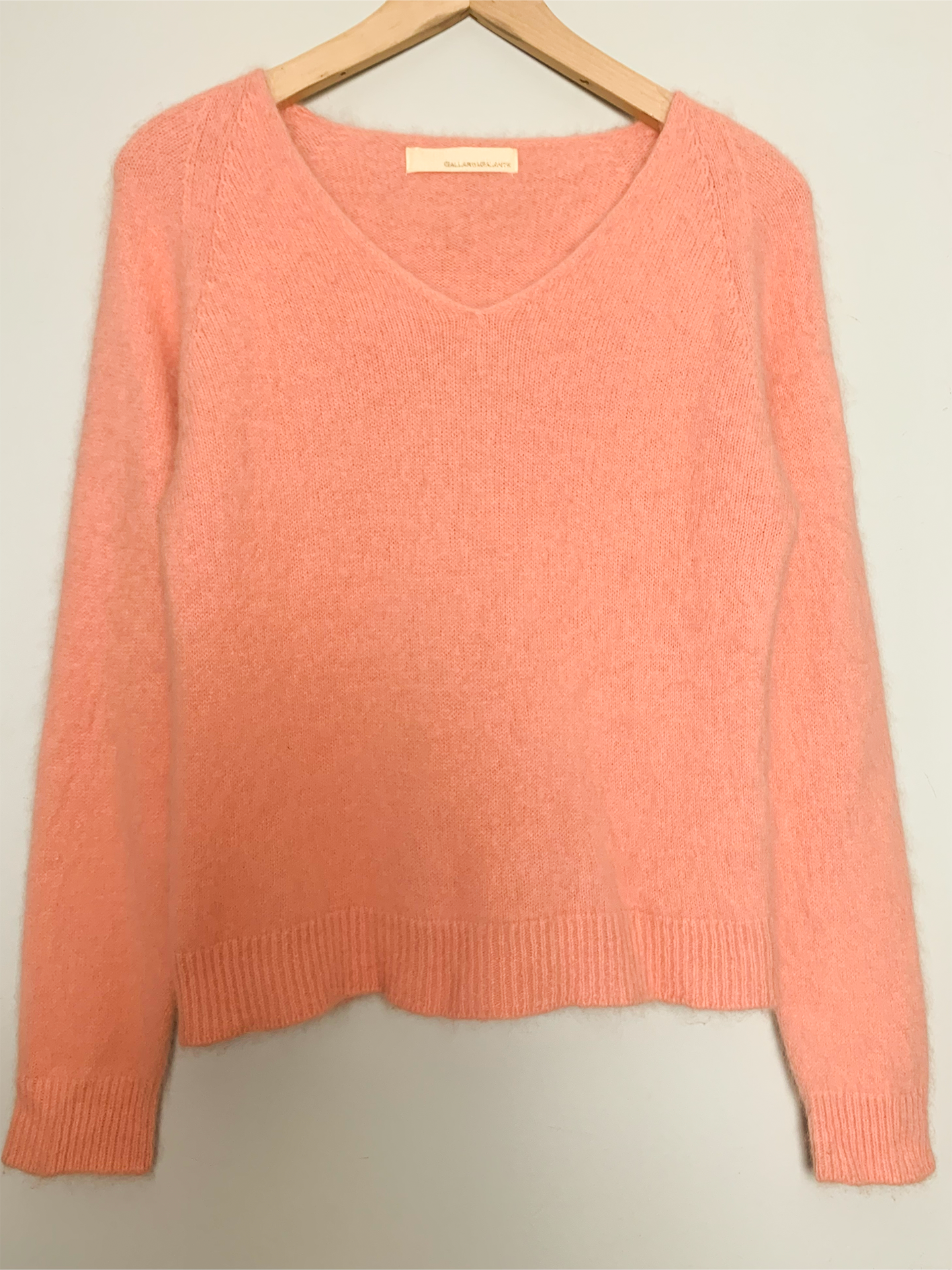 Pull tout doux col V en mélange angora et laine corail