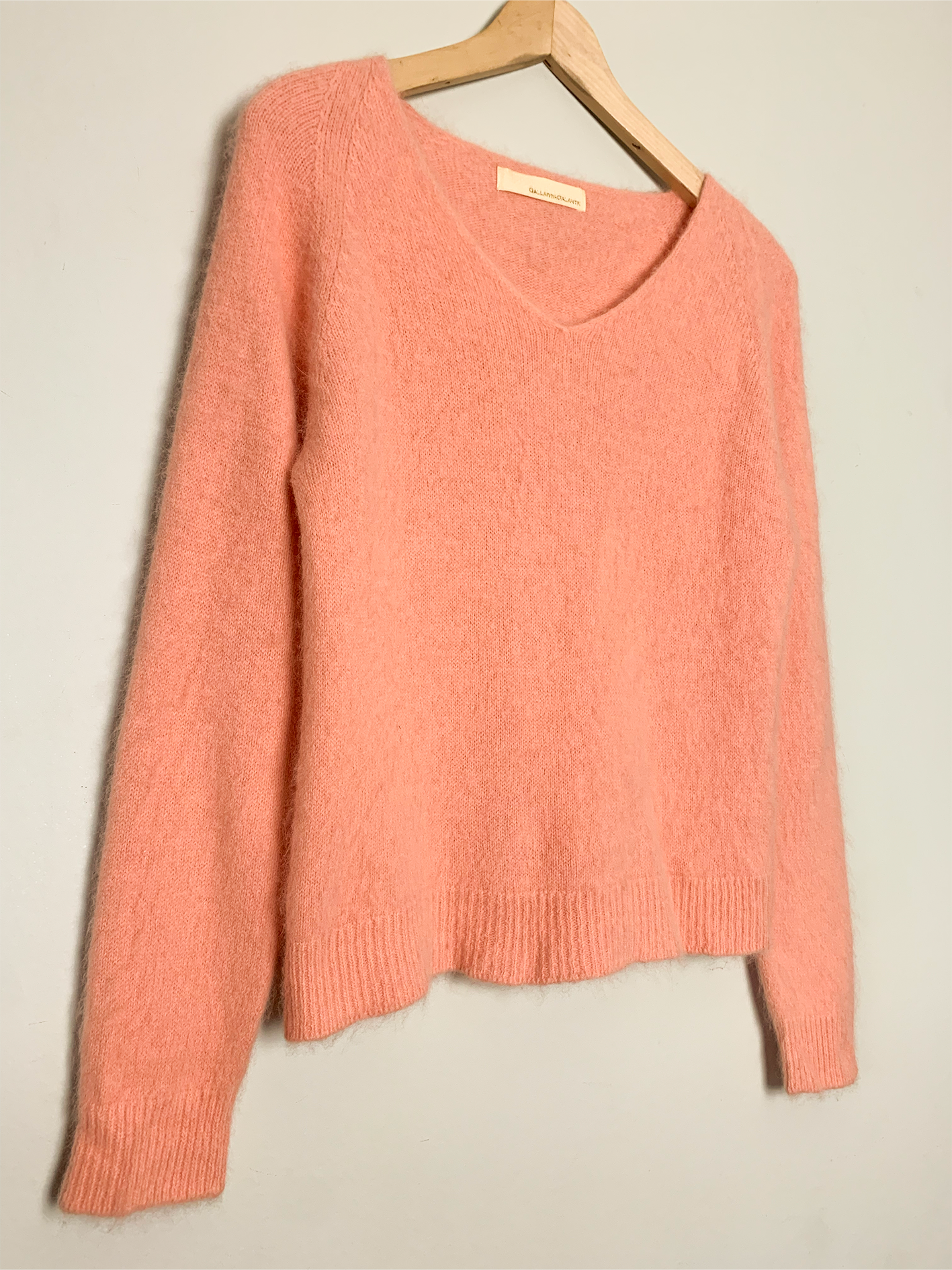Pull tout doux col V en mélange angora et laine corail