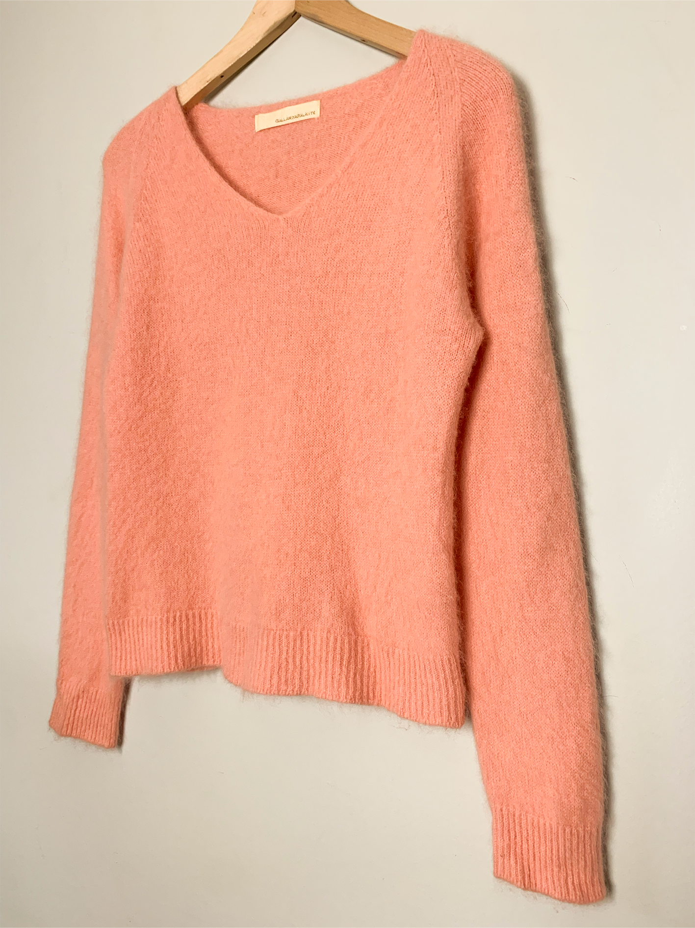 Pull tout doux col V en mélange angora et laine corail