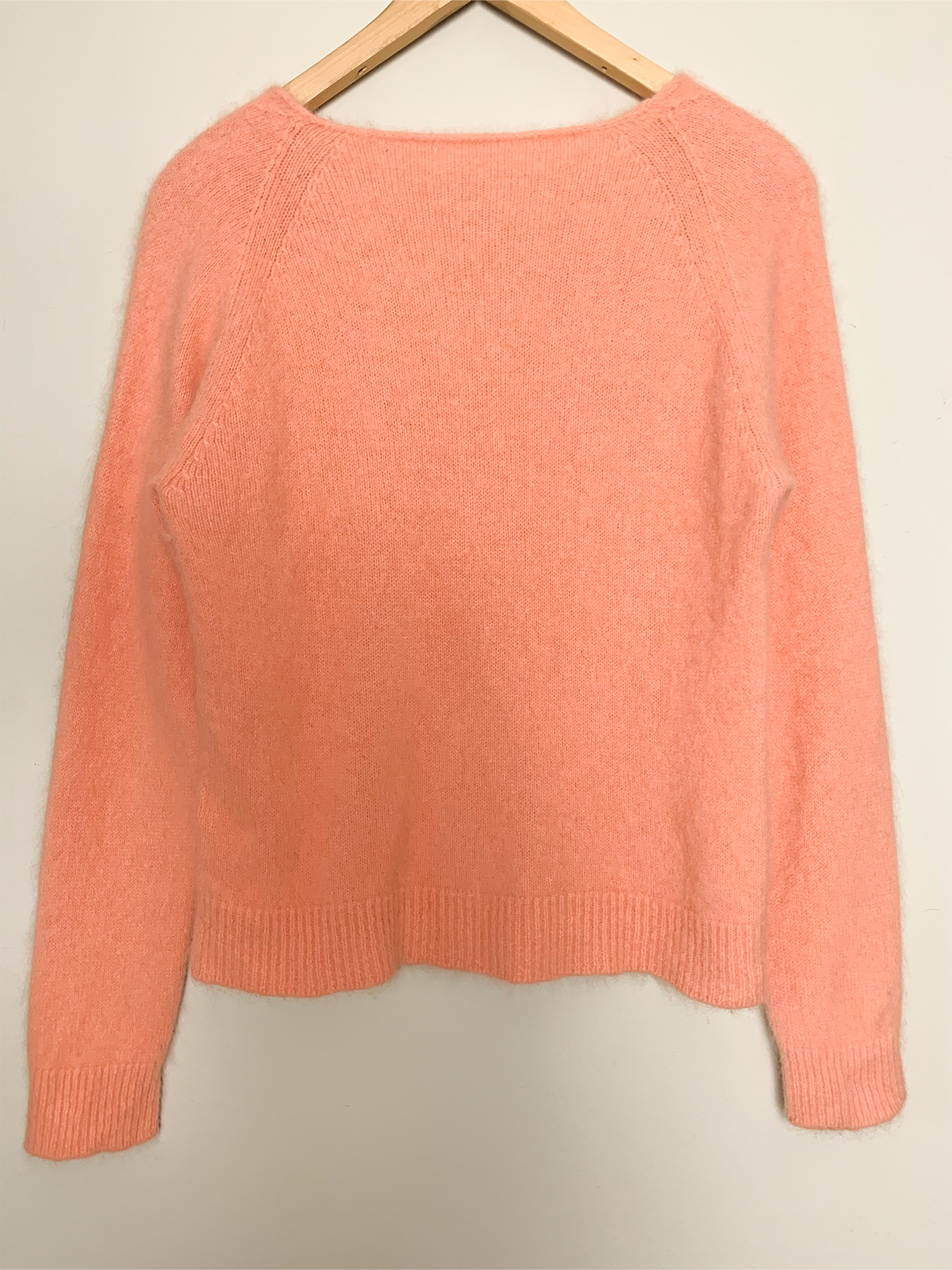 Pull tout doux col V en mélange angora et laine corail