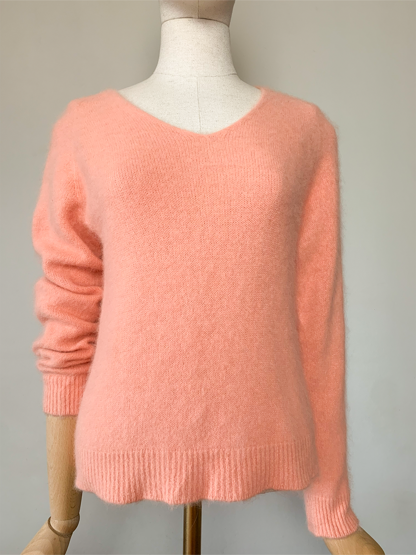 Pull tout doux col V en mélange angora et laine corail