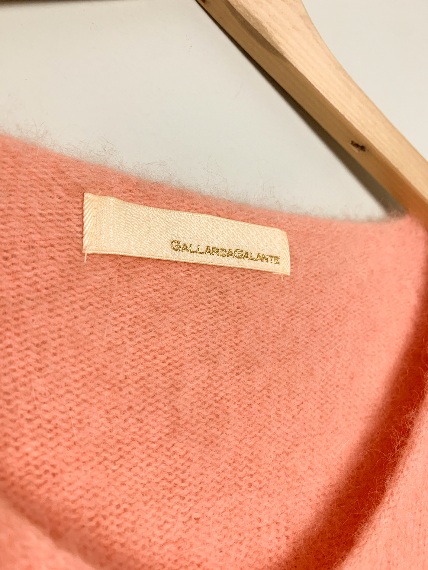 Pull tout doux col V en mélange angora et laine corail