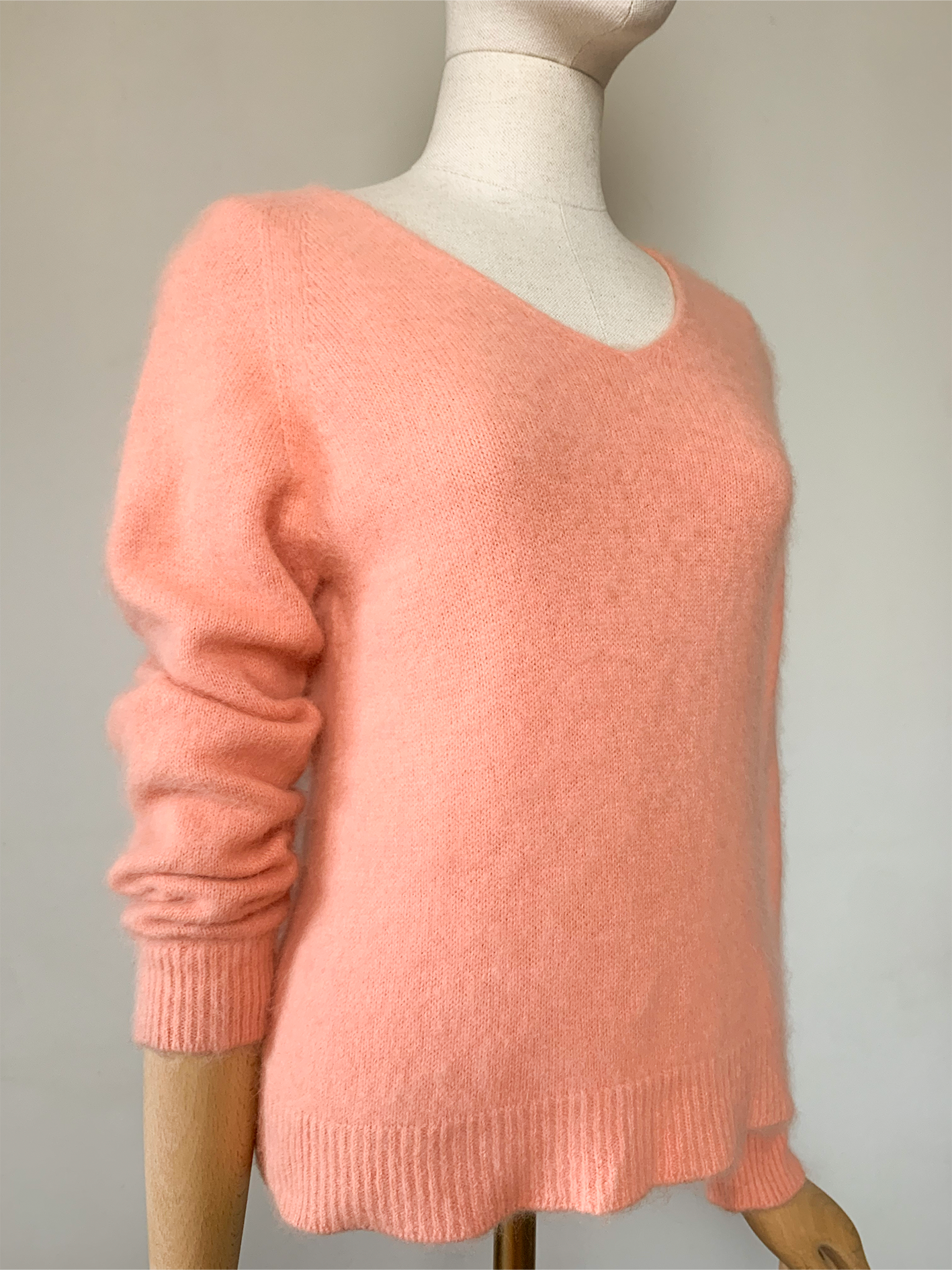 Pull tout doux col V en mélange angora et laine corail
