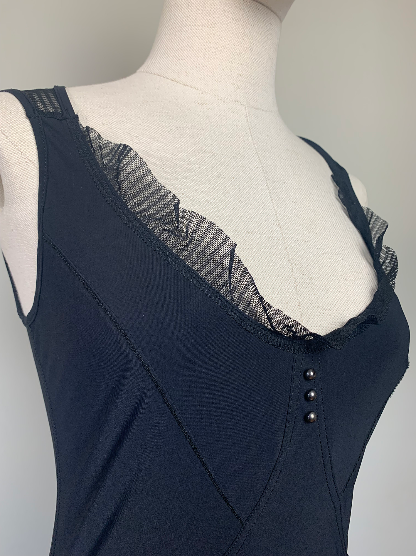 Robe noire en lycra, tulle et résille mi longue Eva Kayan