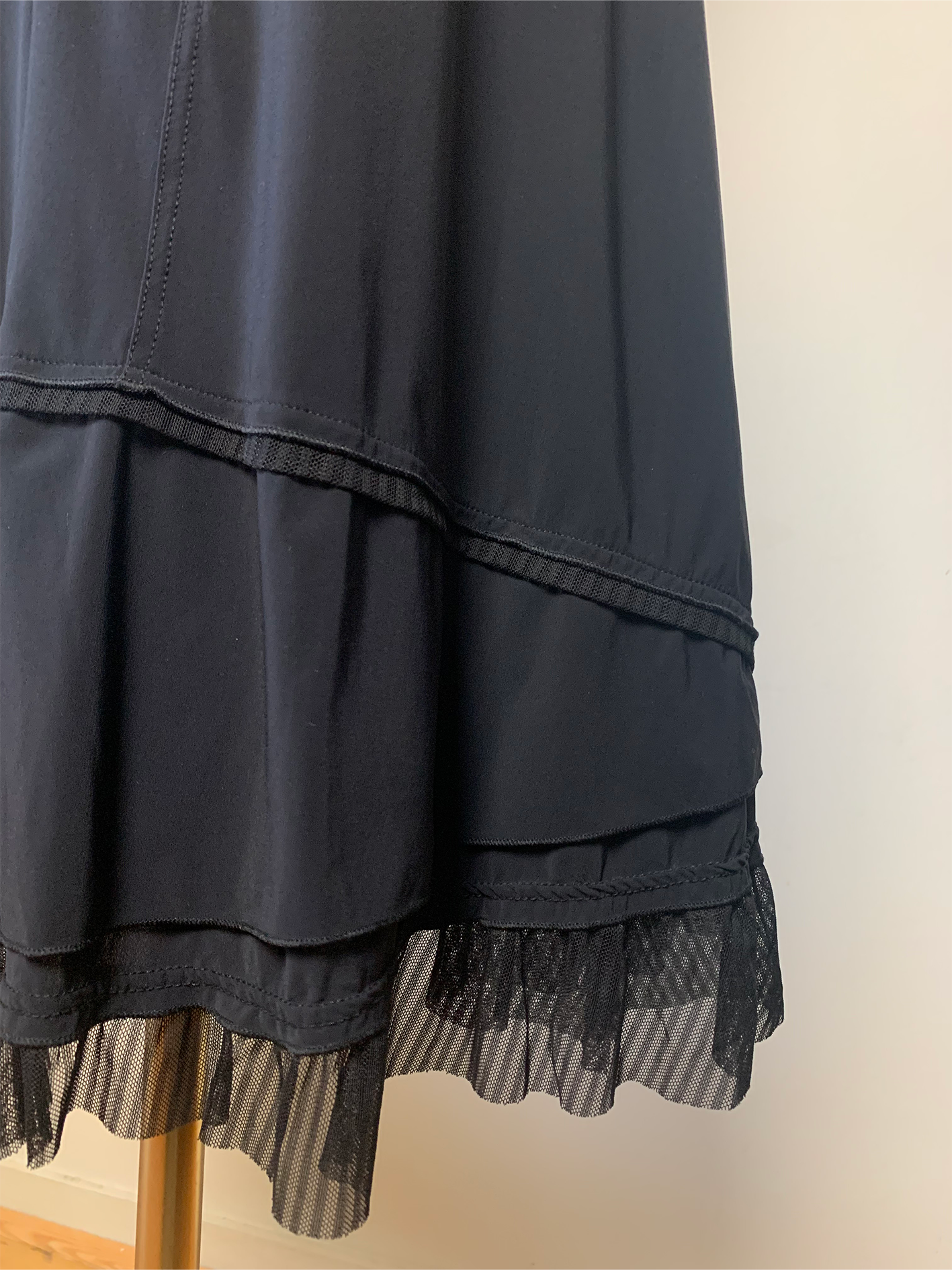 Robe noire en lycra, tulle et résille mi longue Eva Kayan