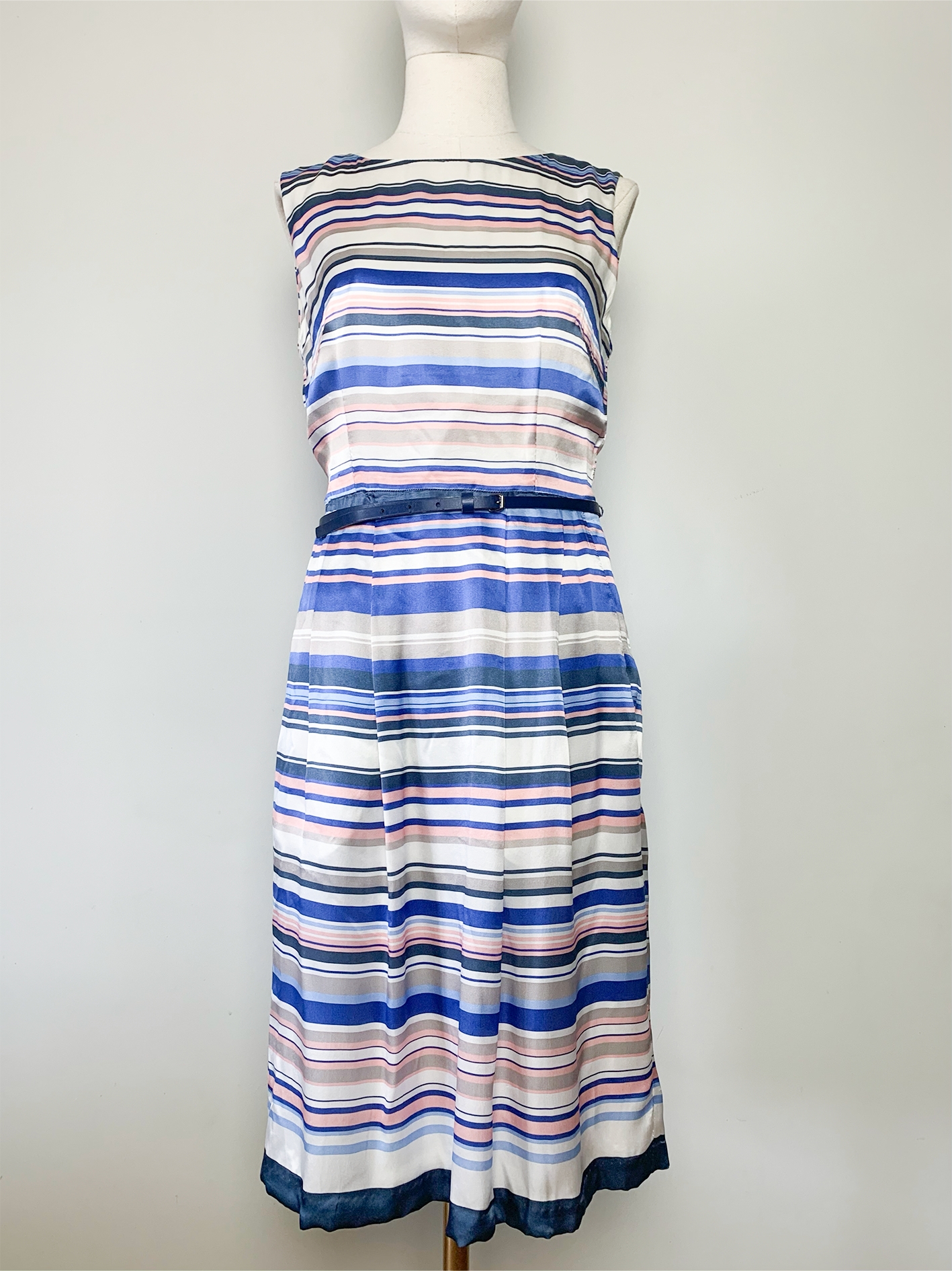 Robe chic coupe droite sans manche à rayures en soie vintage Daniel Hechter