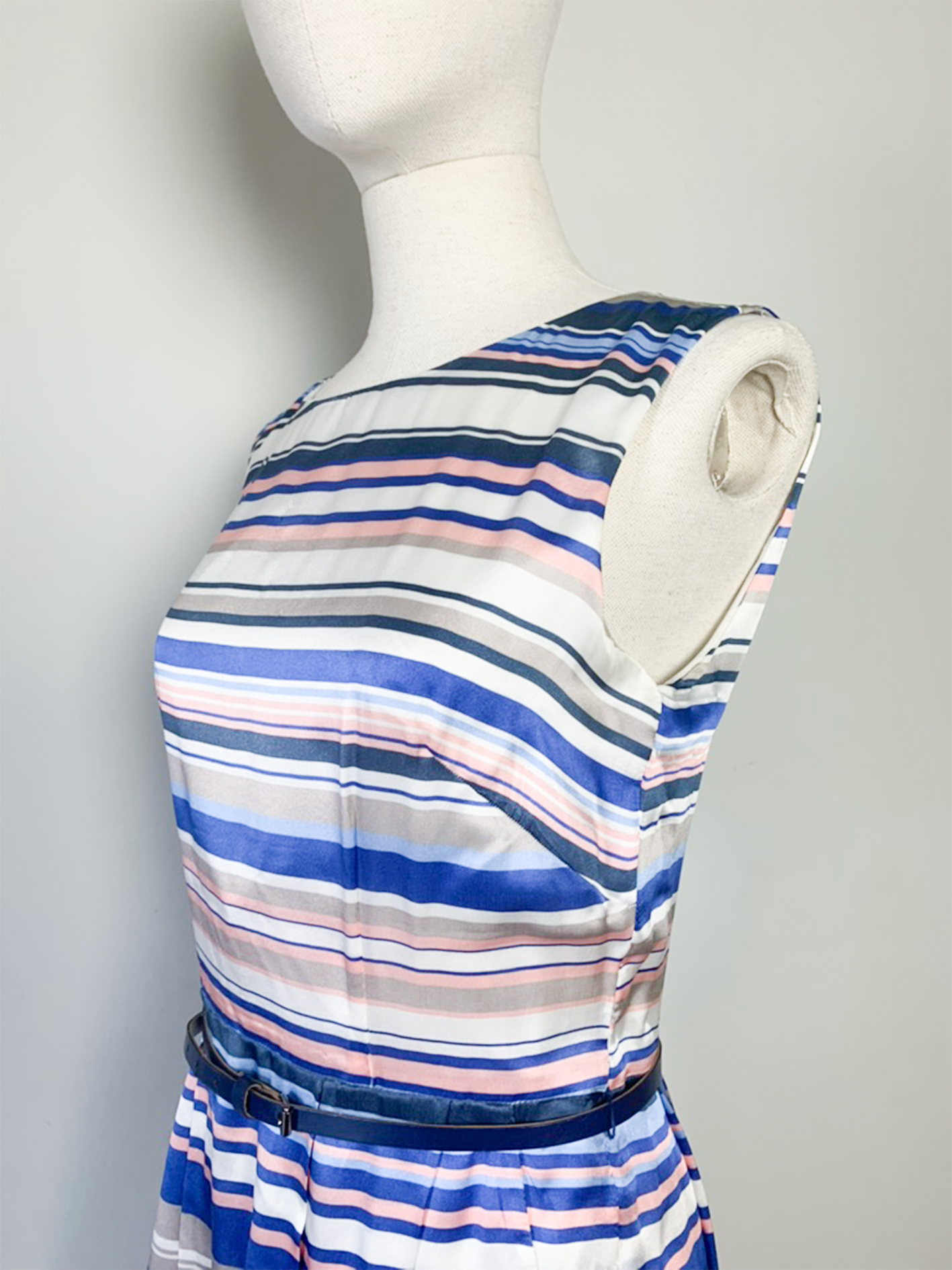 Robe chic coupe droite sans manche à rayures en soie vintage Daniel Hechter