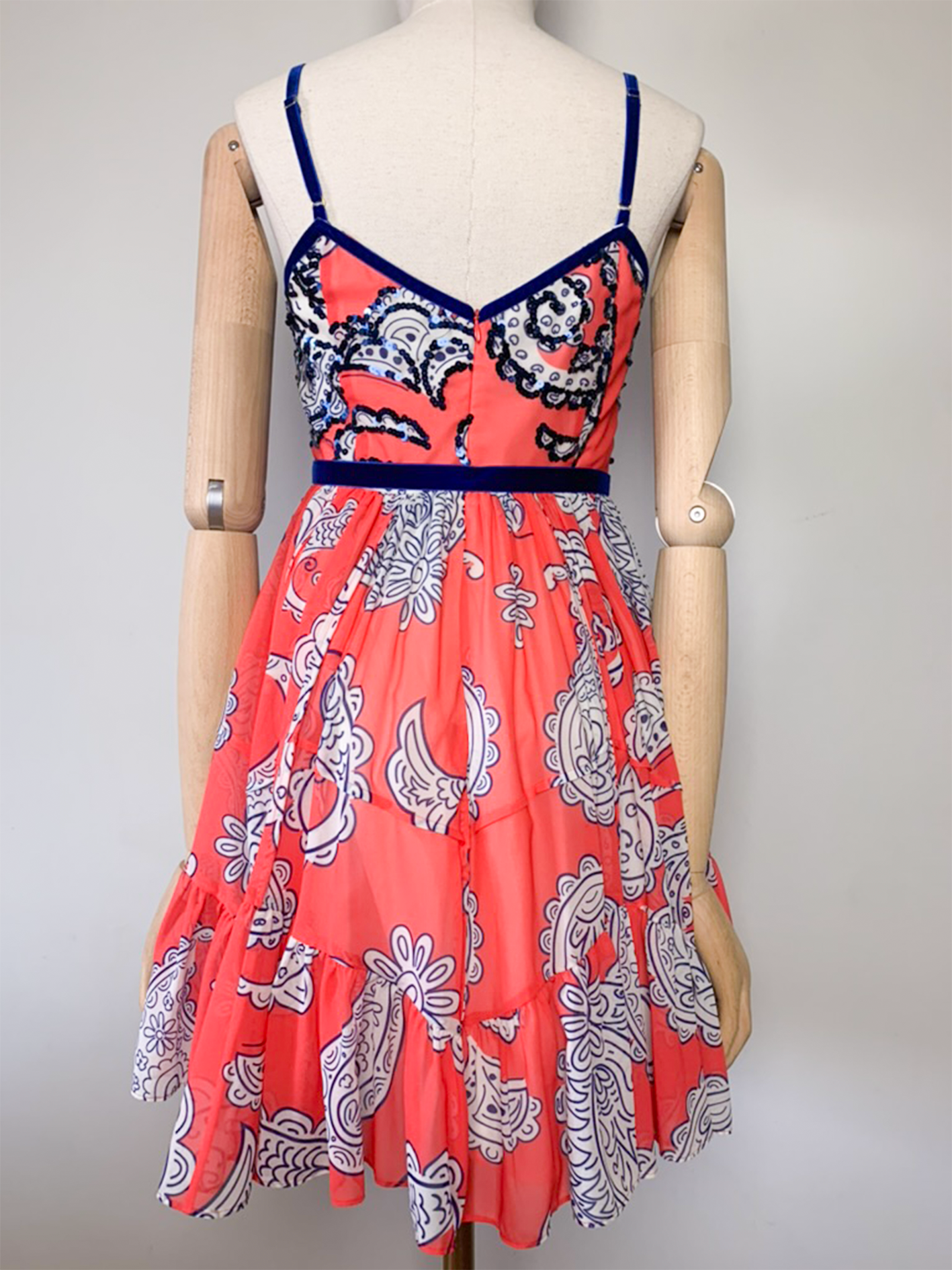 Robe imprimée avec broderies sequins à fines bretelles et volants Manoush