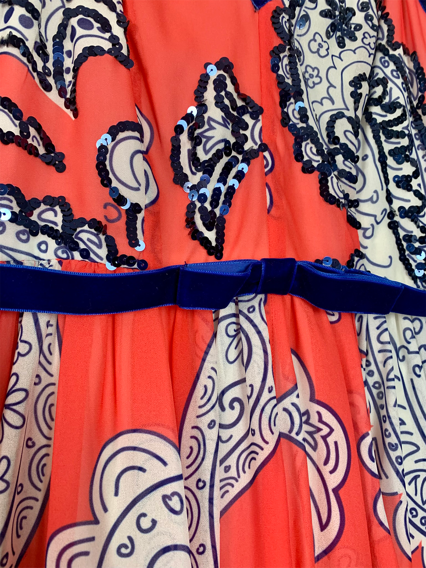 Robe imprimée avec broderies sequins à fines bretelles et volants Manoush