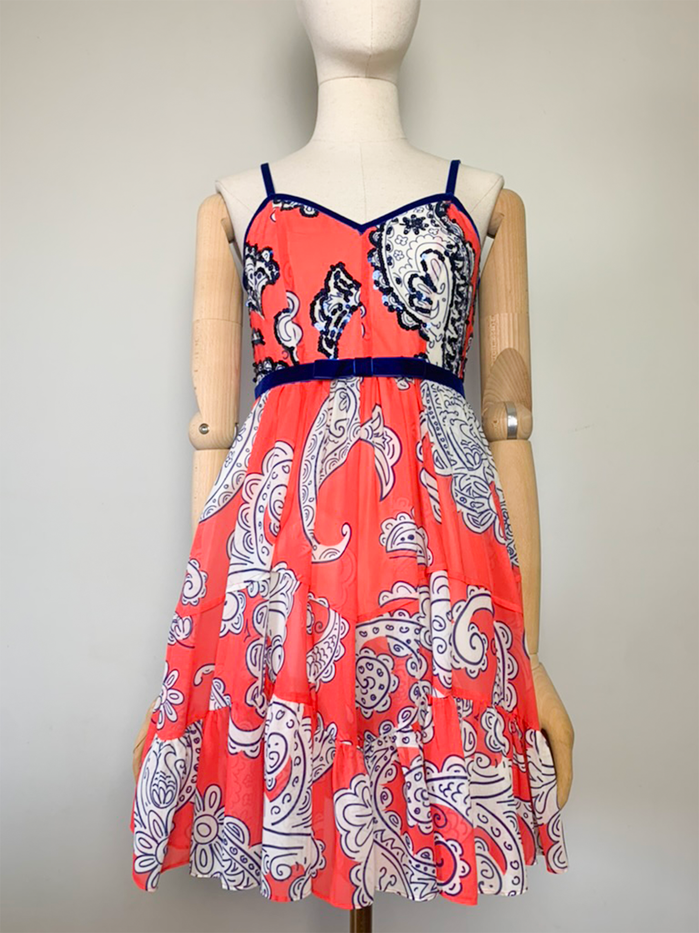 Robe imprimée avec broderies sequins à fines bretelles et volants Manoush
