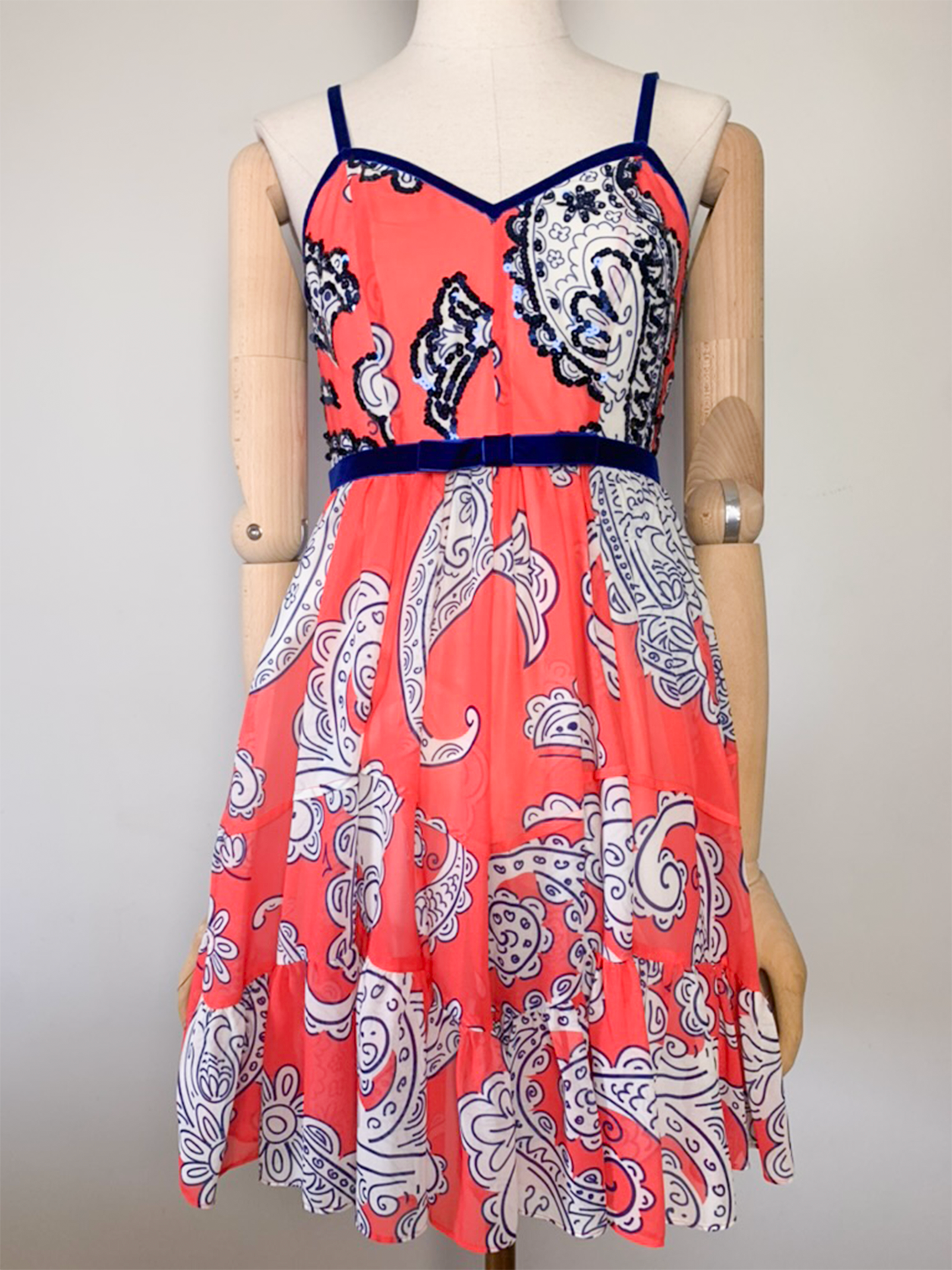 Robe imprimée avec broderies sequins à fines bretelles et volants Manoush