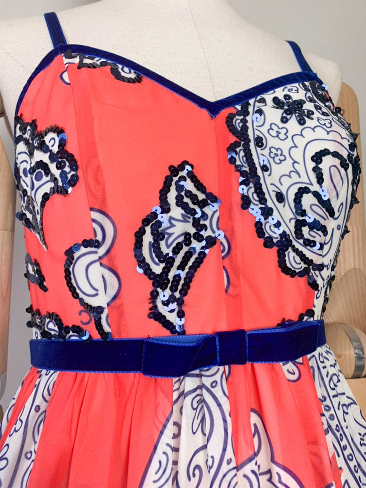 Robe imprimée avec broderies sequins à fines bretelles et volants Manoush