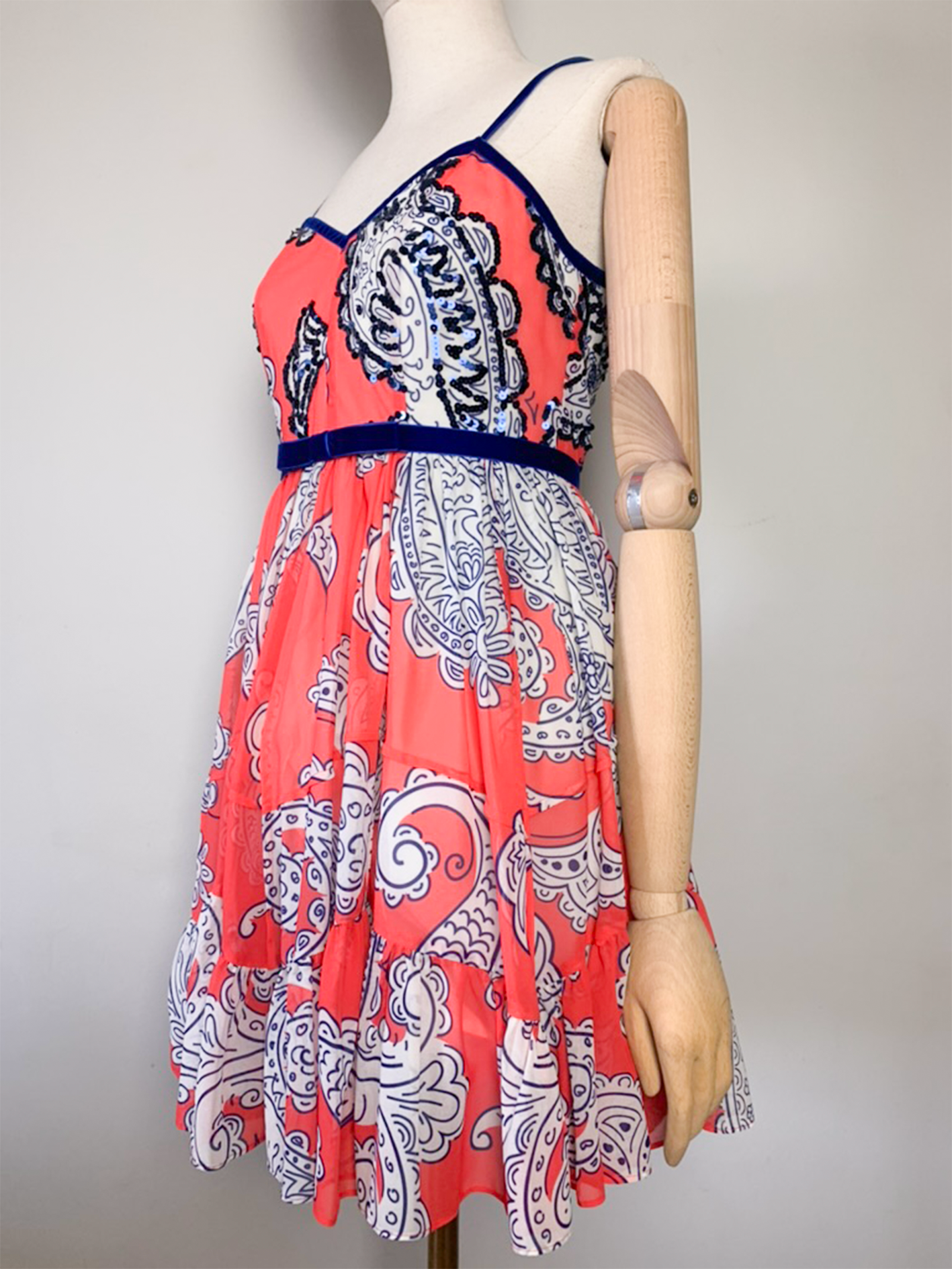 Robe imprimée avec broderies sequins à fines bretelles et volants Manoush
