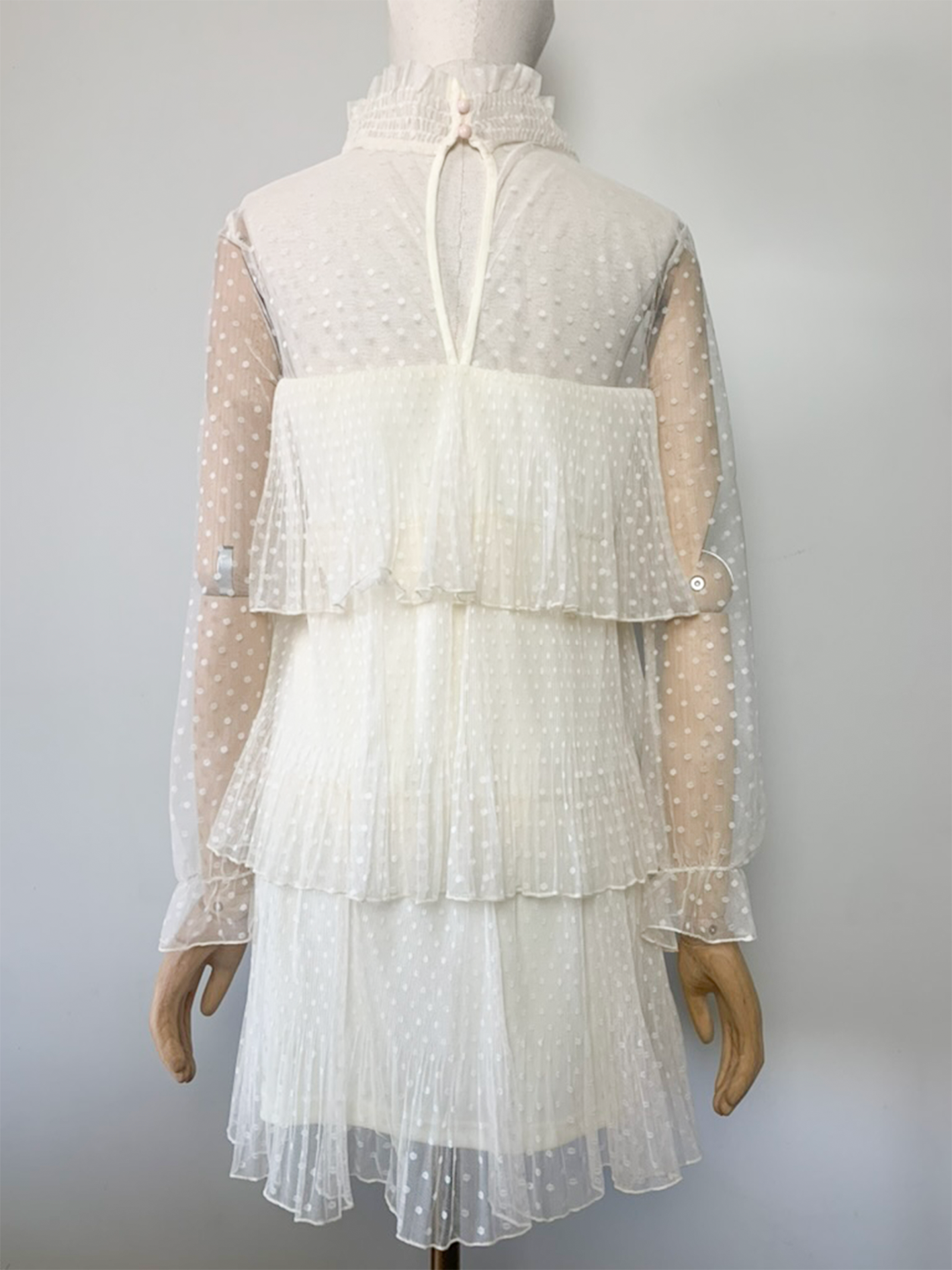 Robe écrue dentelle volants plumetis esprit rétro