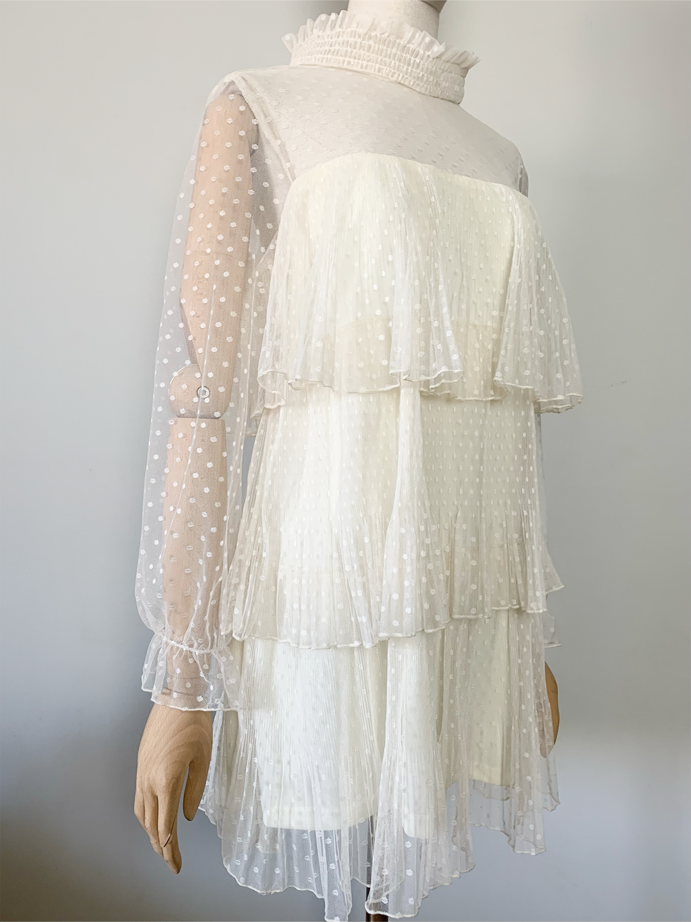 Robe écrue dentelle volants plumetis esprit rétro
