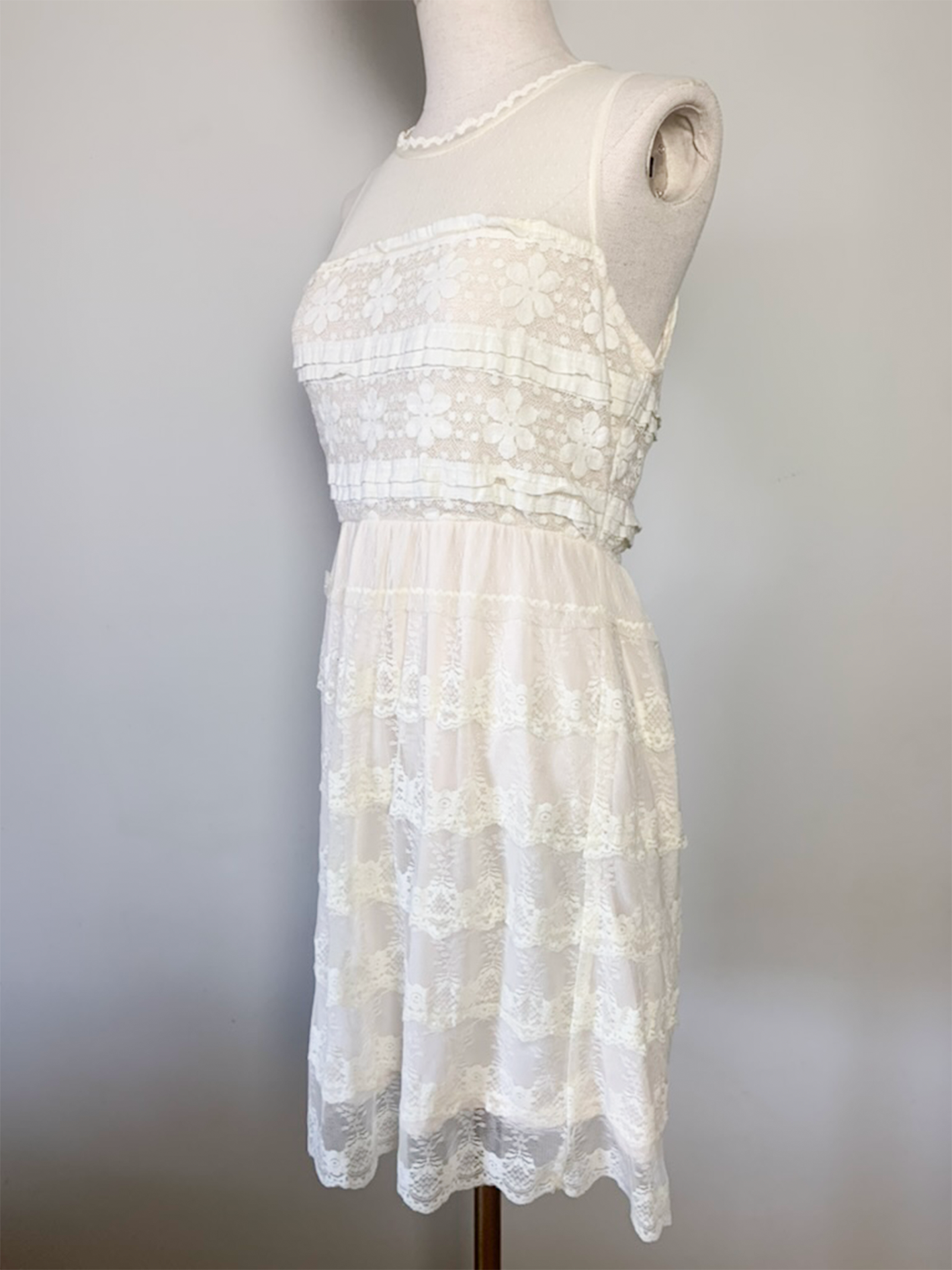 Robe sans manche écrue en dentelle et plumetis Choklate