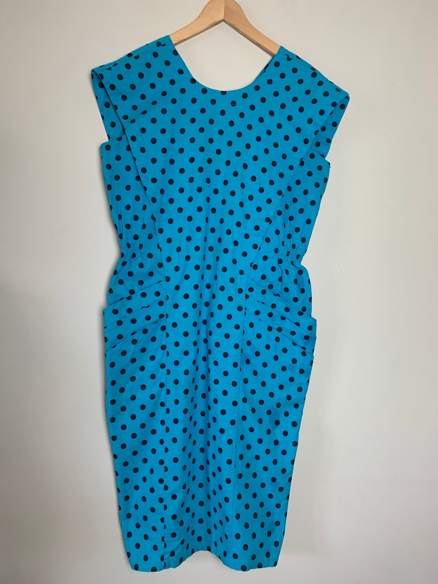 Robe sans manche structurée turquoise à pois noir vintage