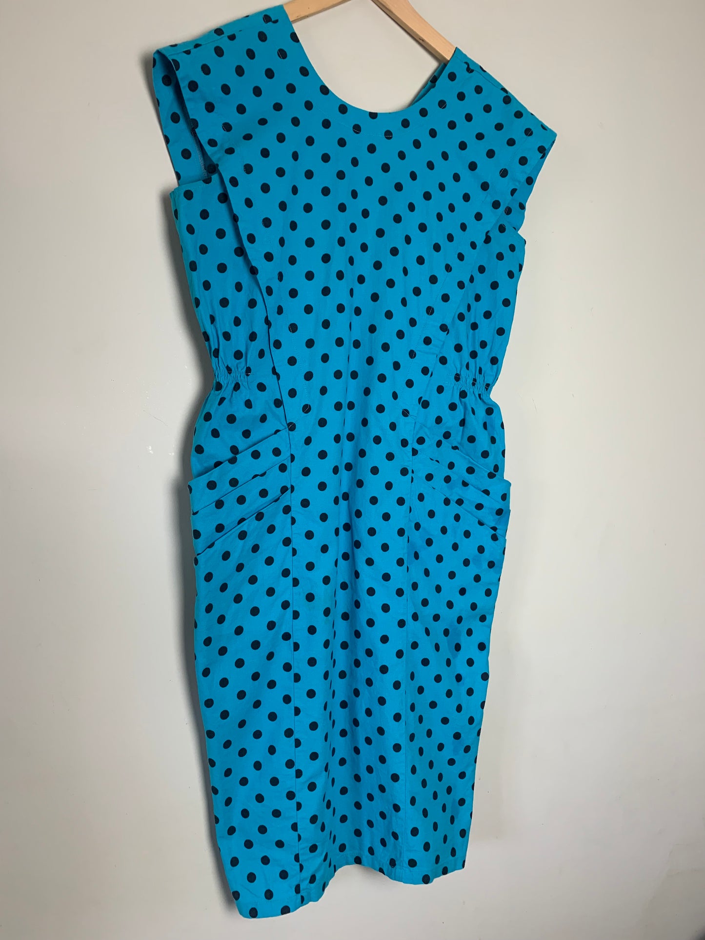 Robe sans manche structurée turquoise à pois noir vintage