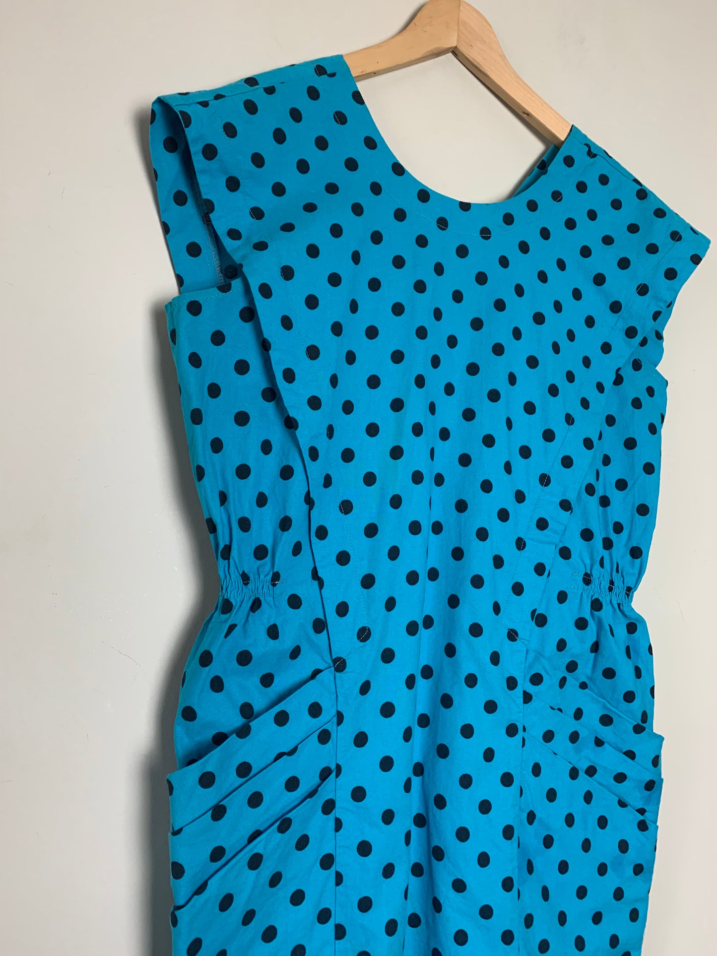 Robe sans manche structurée turquoise à pois noir vintage