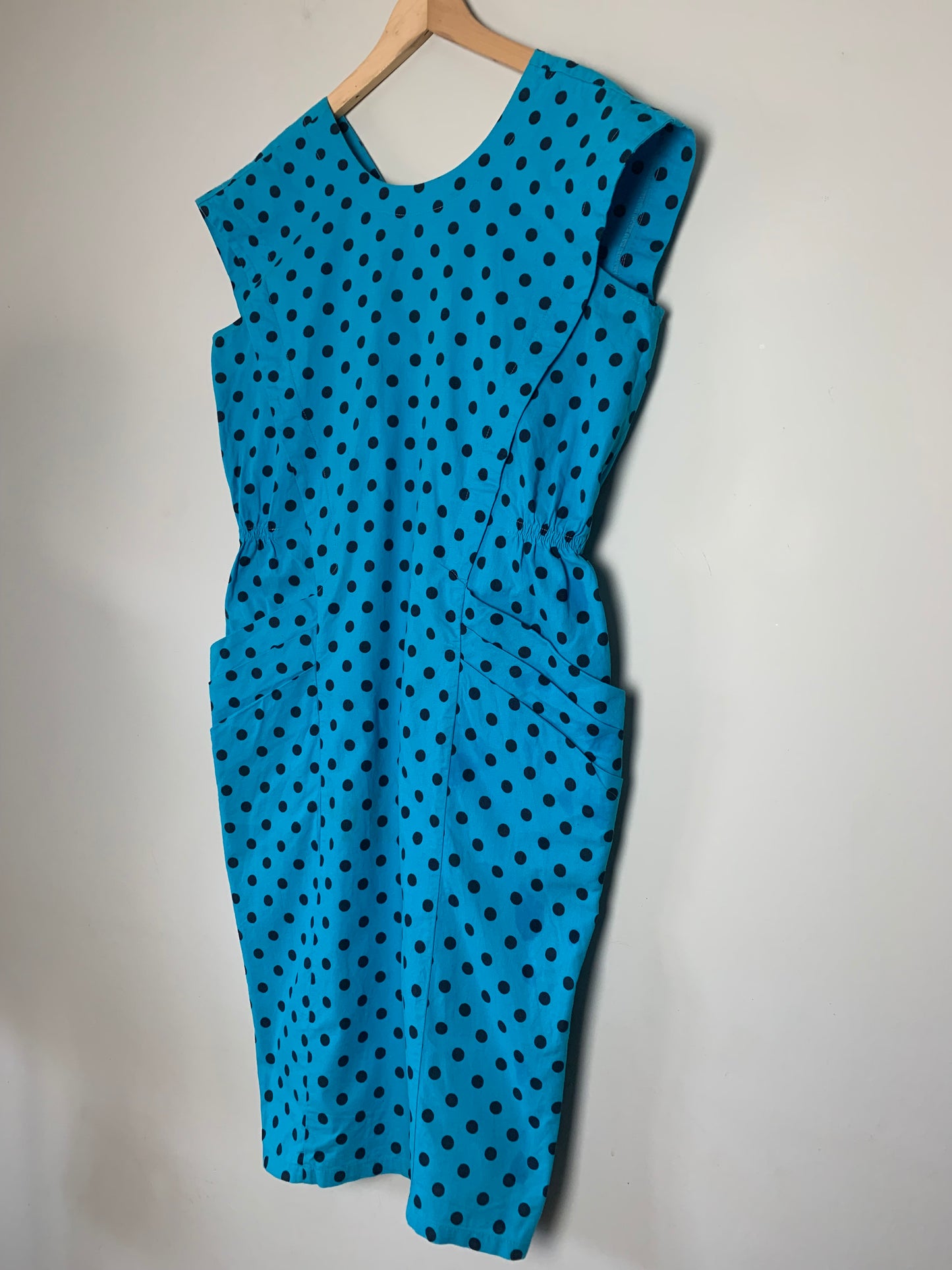 Robe sans manche structurée turquoise à pois noir vintage