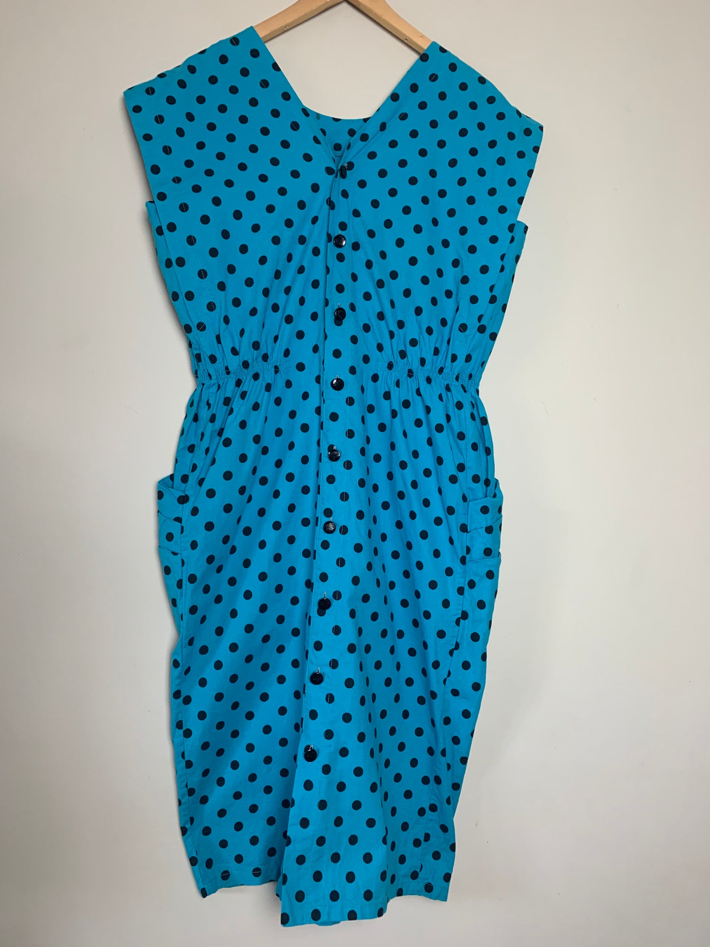 Robe sans manche structurée turquoise à pois noir vintage