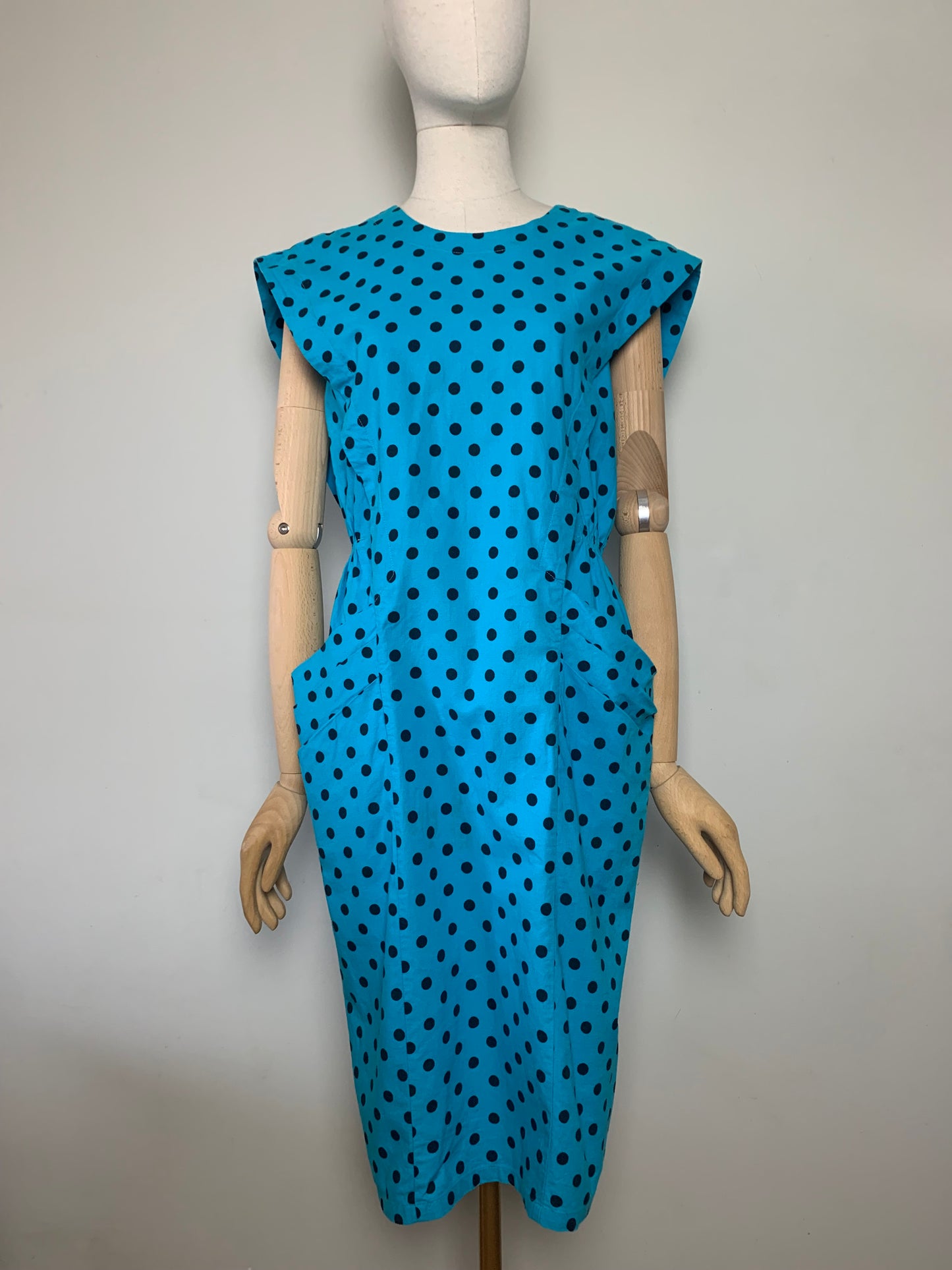 Robe sans manche structurée turquoise à pois noir vintage