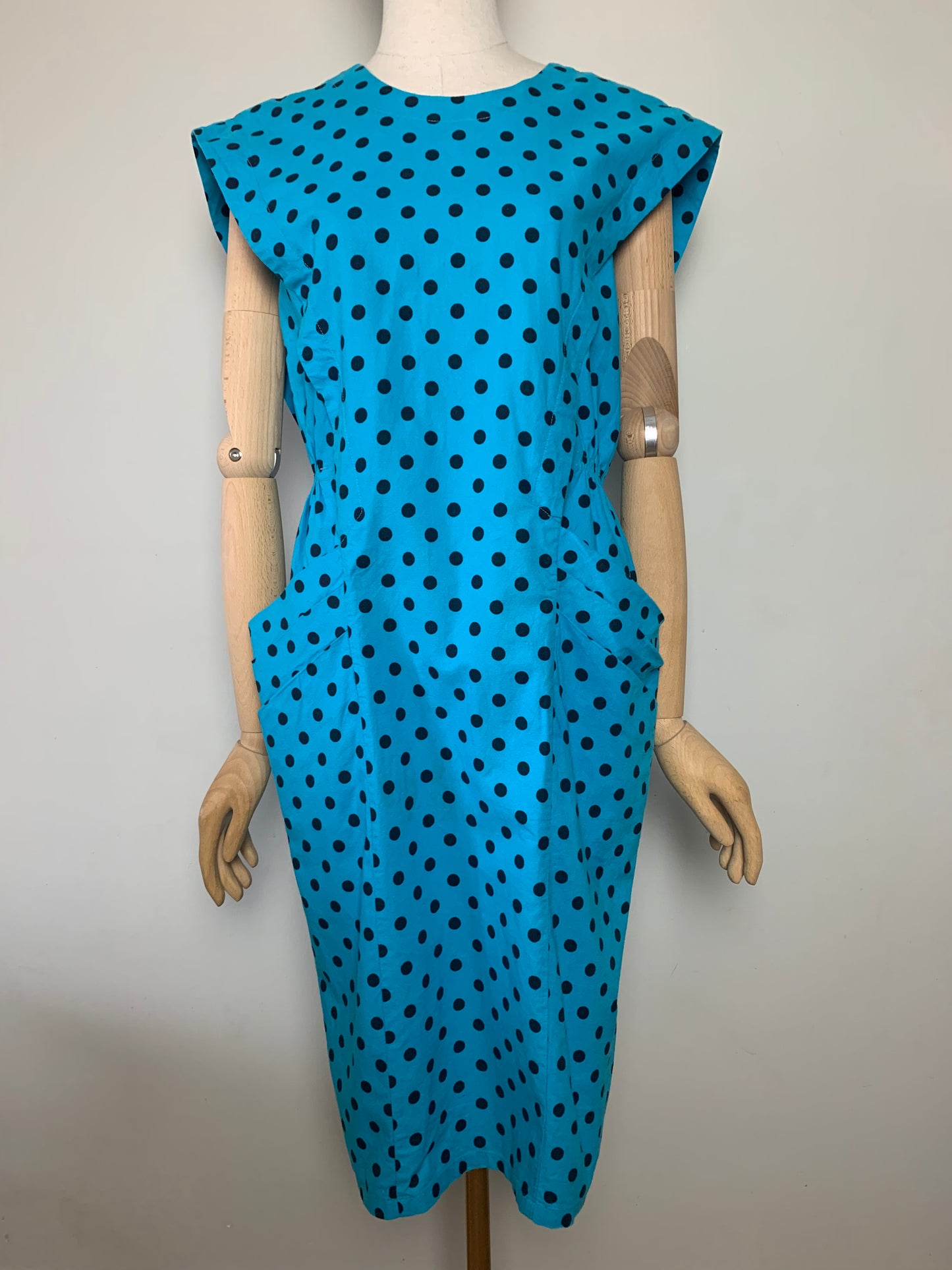 Robe sans manche structurée turquoise à pois noir vintage