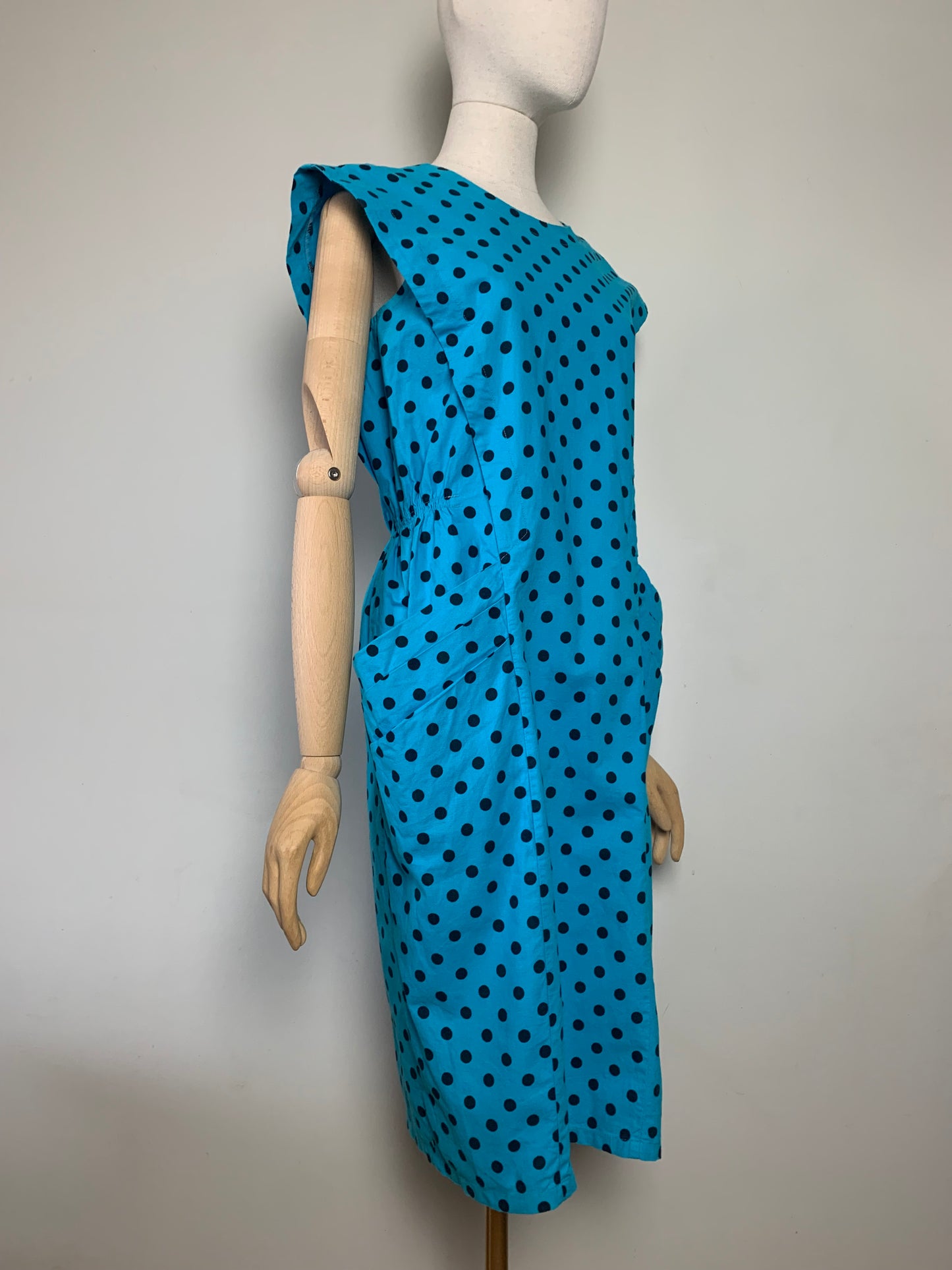 Robe sans manche structurée turquoise à pois noir vintage
