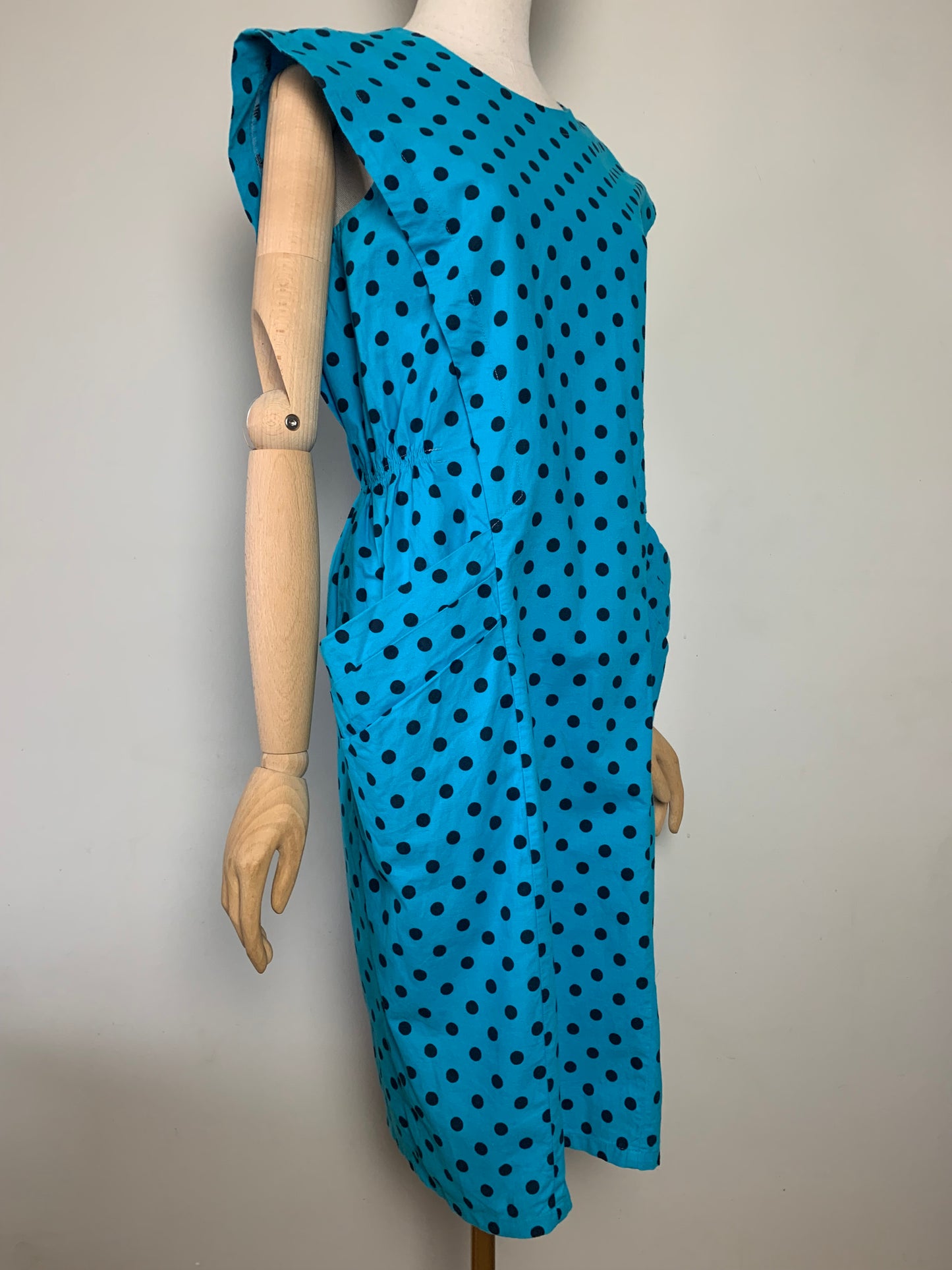 Robe sans manche structurée turquoise à pois noir vintage