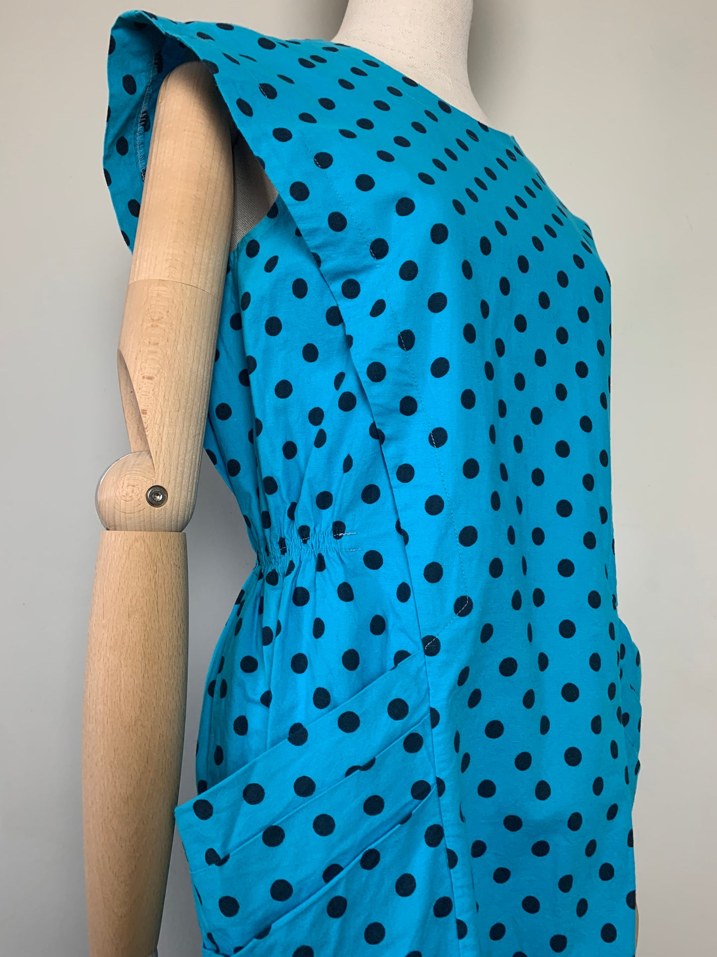 Robe sans manche structurée turquoise à pois noir vintage
