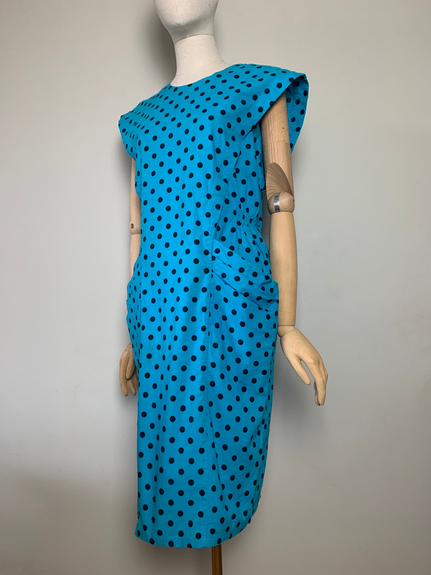Robe sans manche structurée turquoise à pois noir vintage
