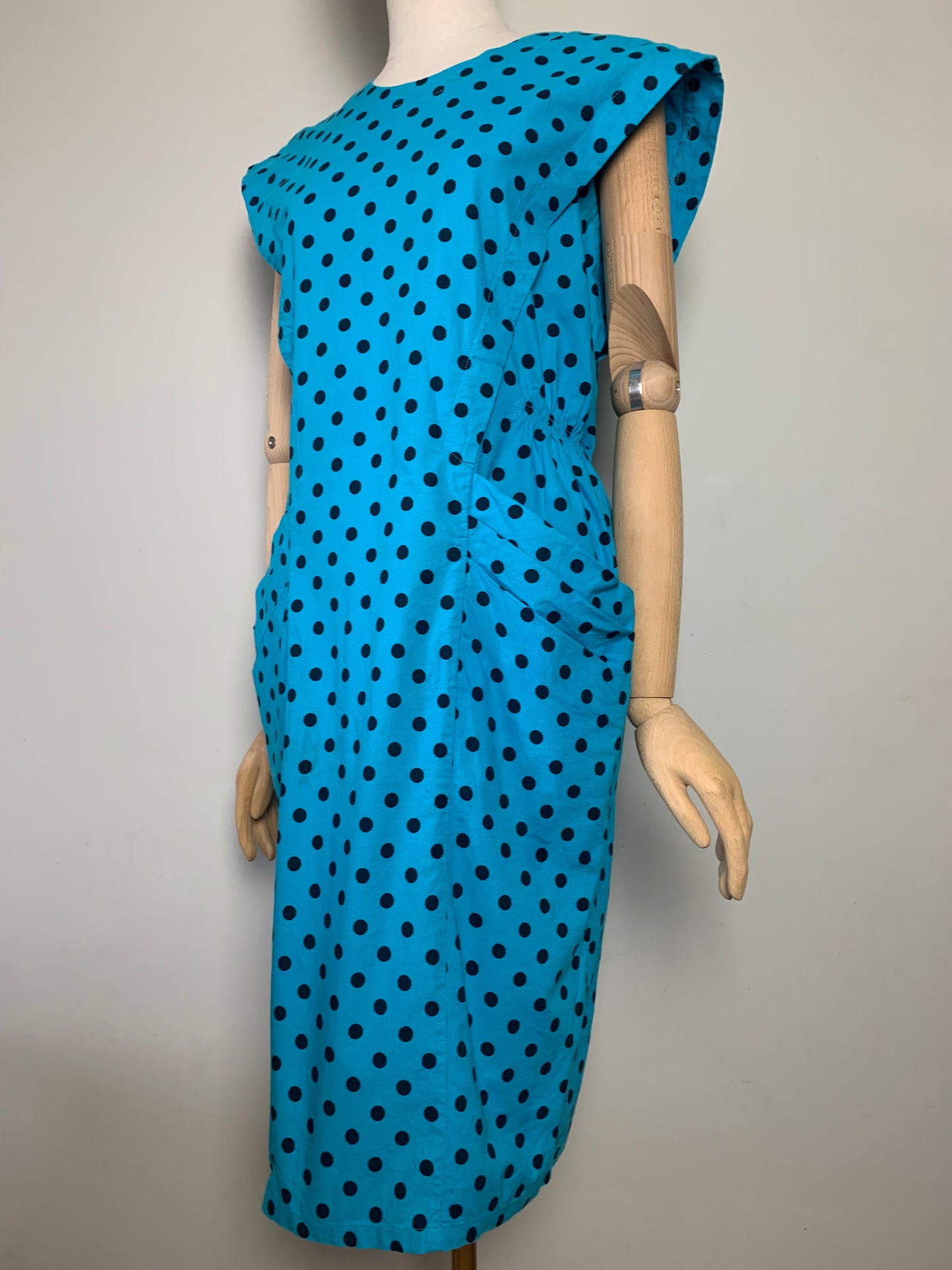 Robe sans manche structurée turquoise à pois noir vintage