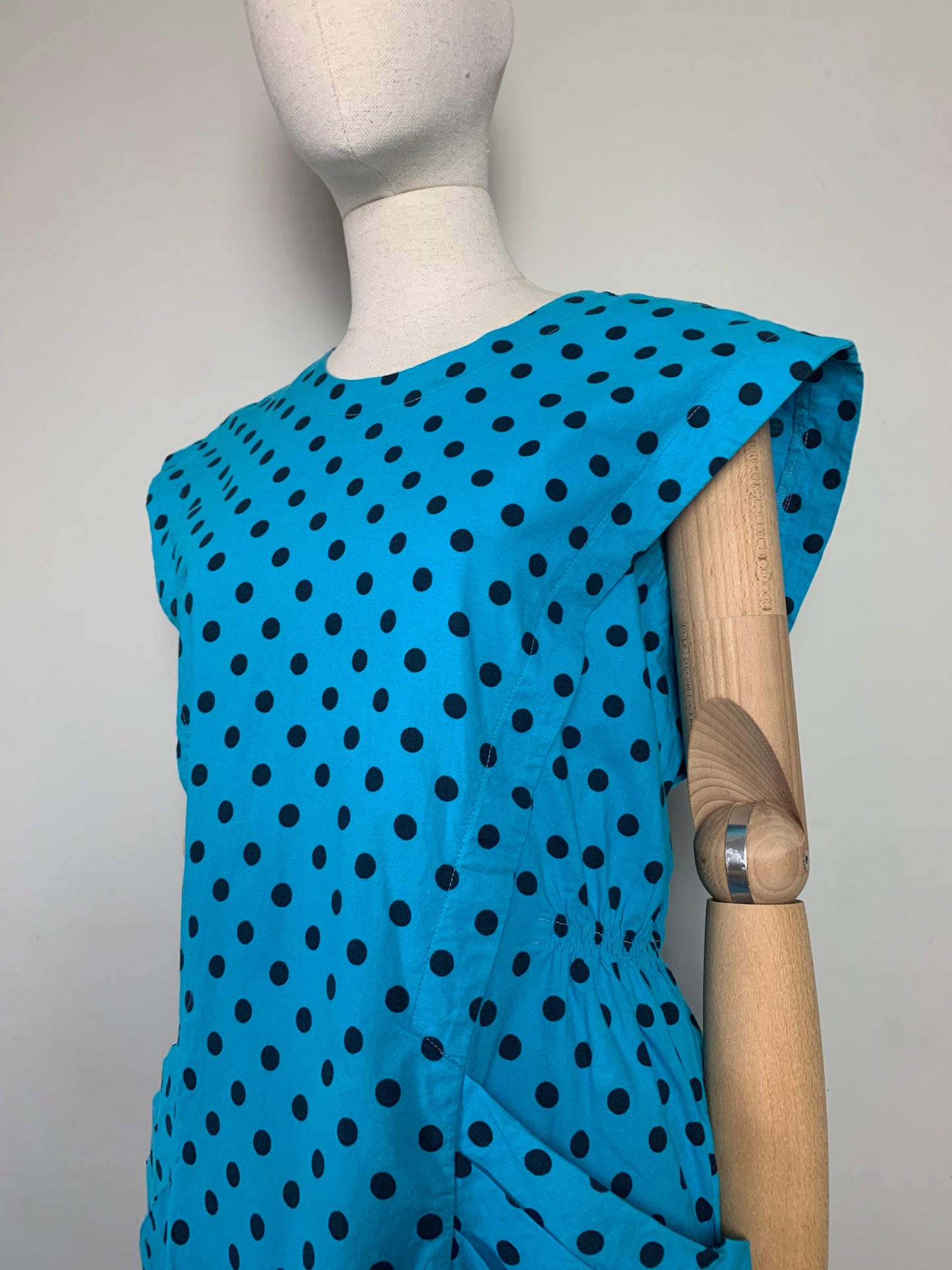 Robe sans manche structurée turquoise à pois noir vintage
