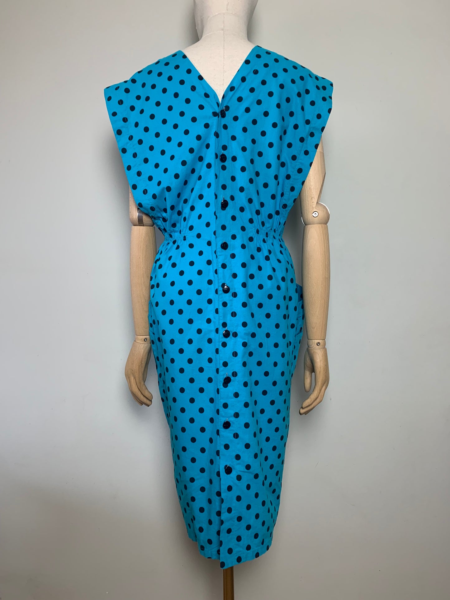Robe sans manche structurée turquoise à pois noir vintage
