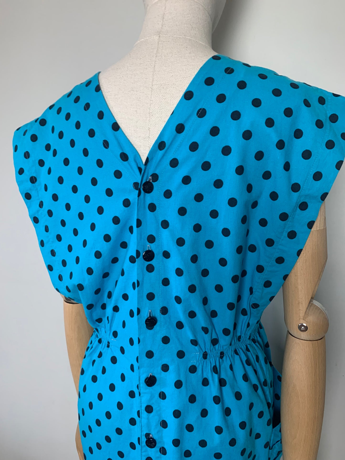 Robe sans manche structurée turquoise à pois noir vintage