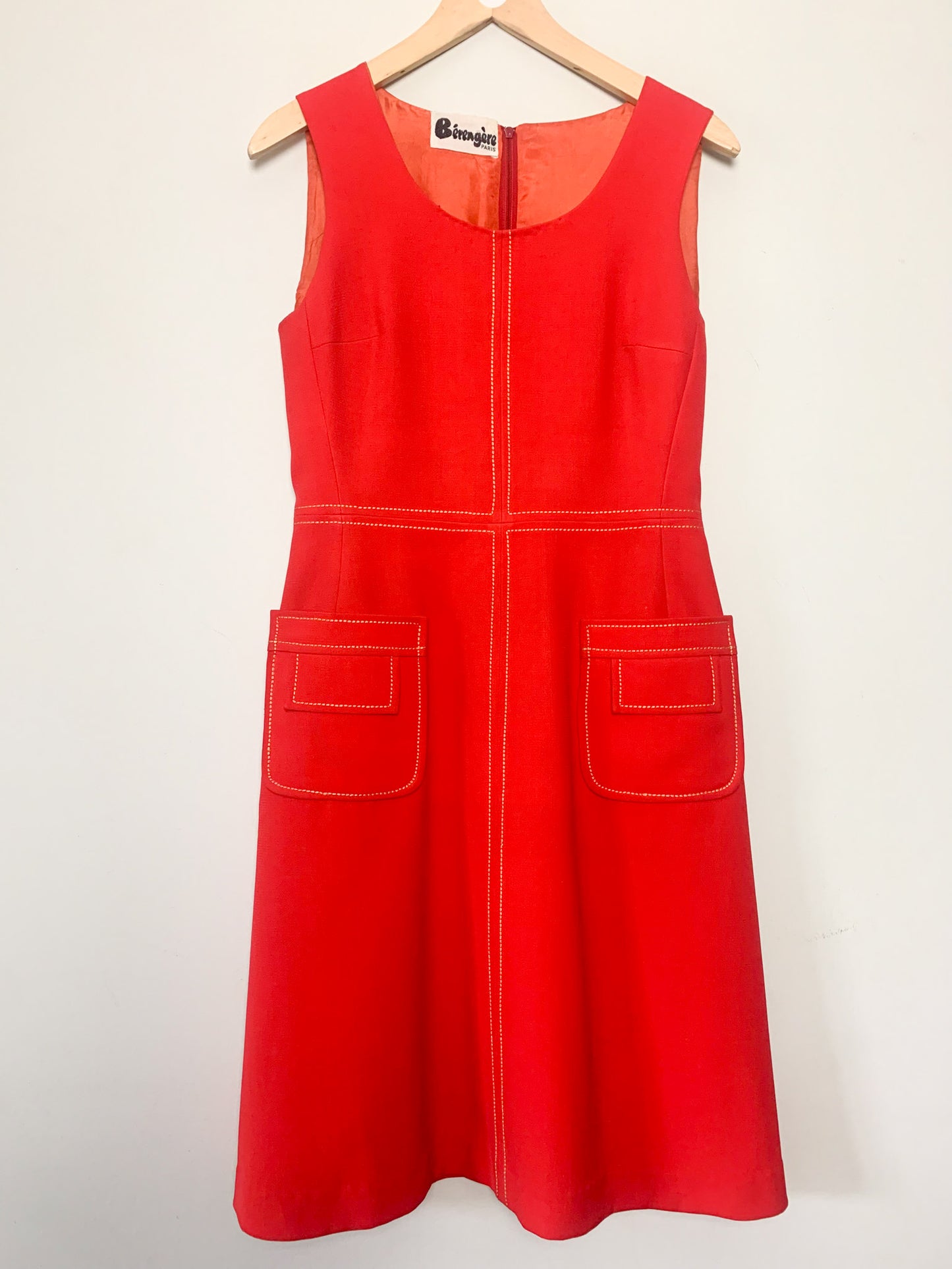 Robe Trapèze Vintage 60s Rouge Vif - Surpiqûres Graphiques Contrastées - Style Mod Chic - Taille 36 FR