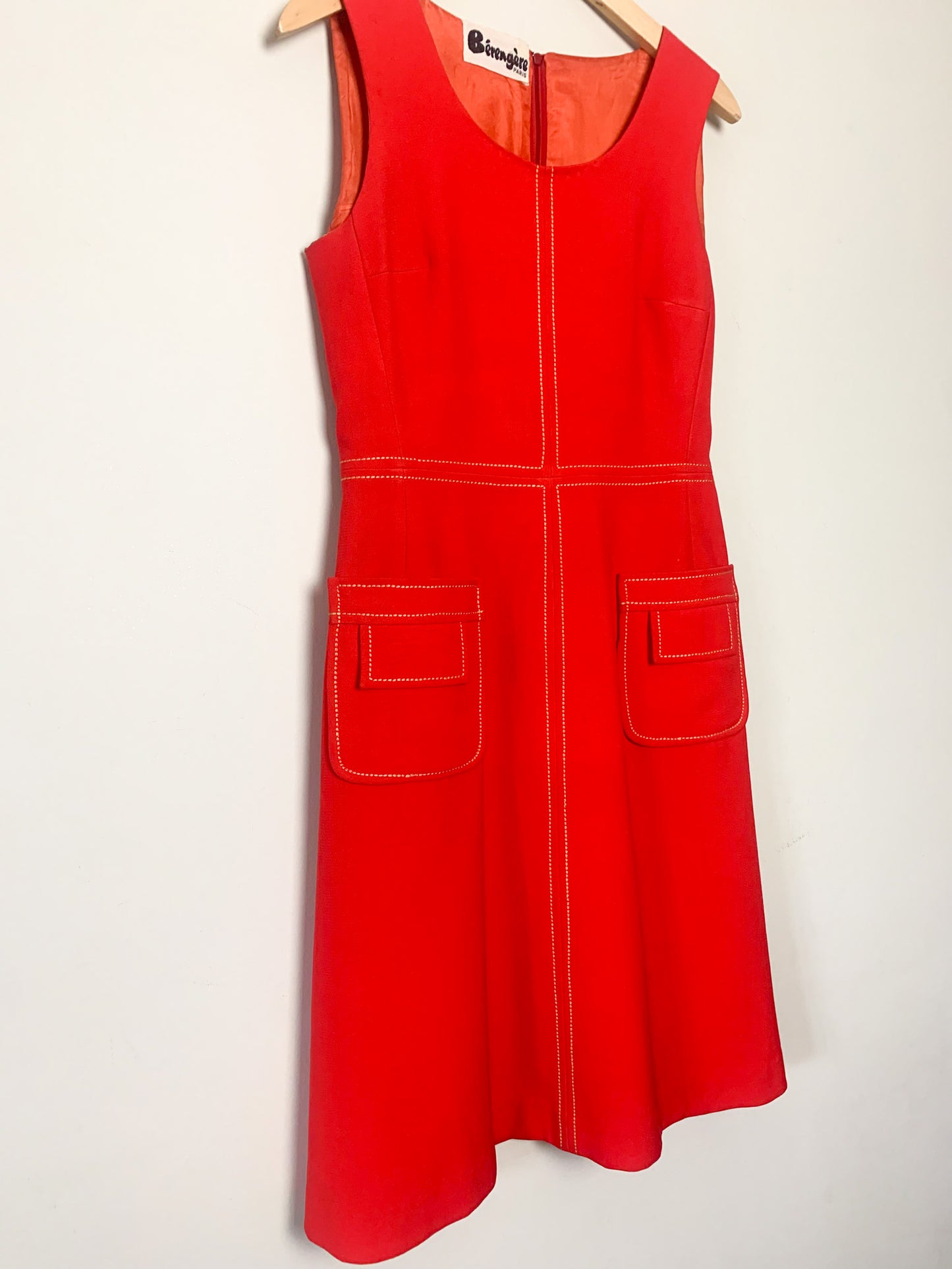 Robe Trapèze Vintage 60s Rouge Vif - Surpiqûres Graphiques Contrastées - Style Mod Chic - Taille 36 FR