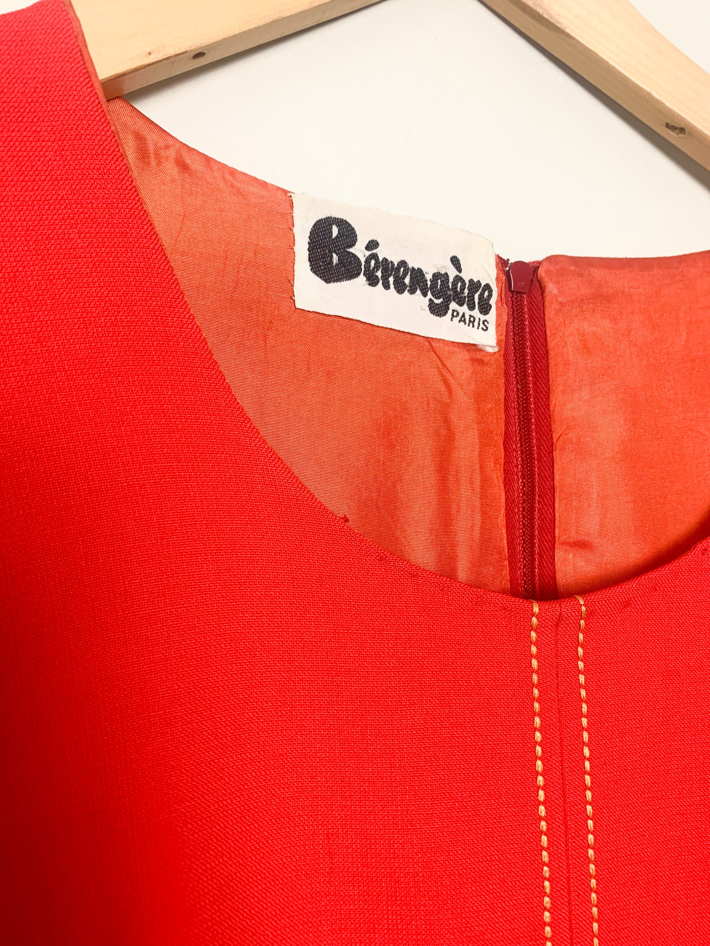 Robe Trapèze Vintage 60s Rouge Vif - Surpiqûres Graphiques Contrastées - Style Mod Chic - Taille 36 FR
