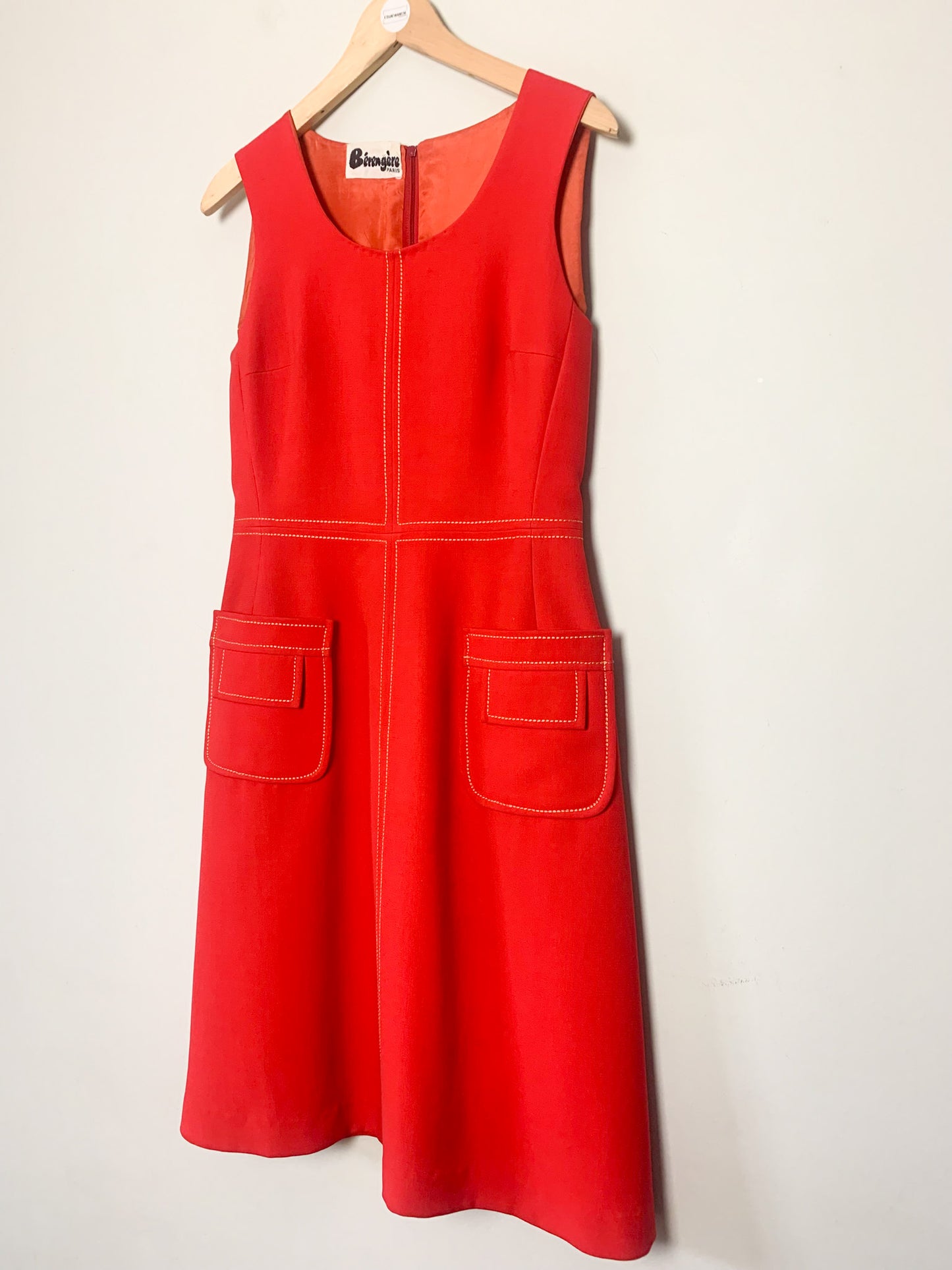 Robe Trapèze Vintage 60s Rouge Vif - Surpiqûres Graphiques Contrastées - Style Mod Chic - Taille 36 FR