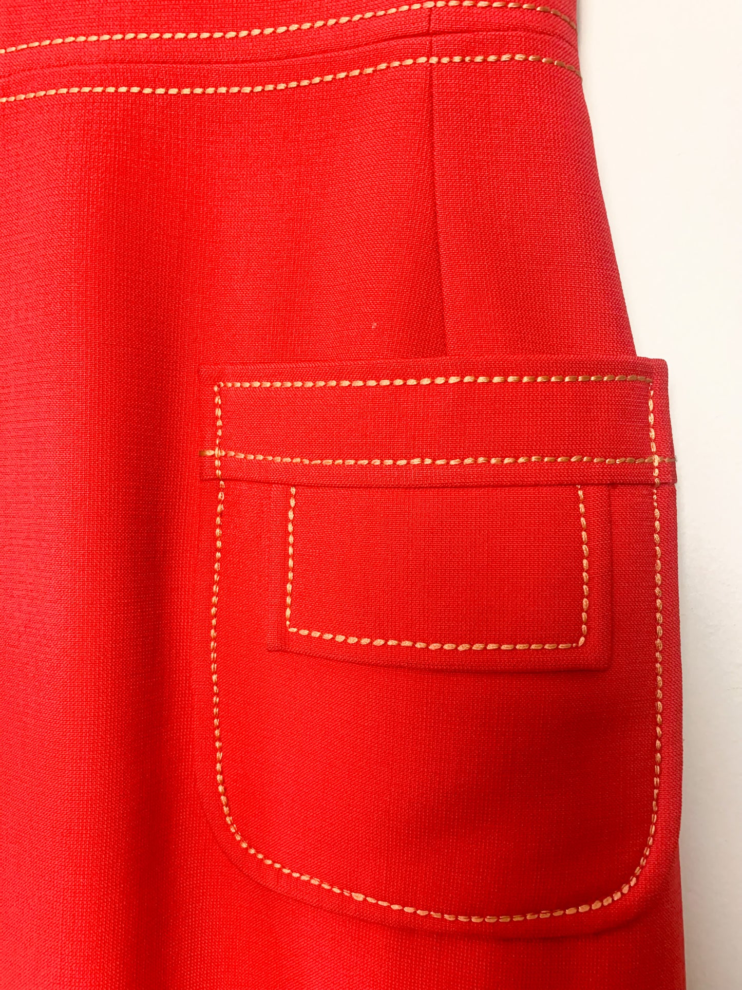 Robe Trapèze Vintage 60s Rouge Vif - Surpiqûres Graphiques Contrastées - Style Mod Chic - Taille 36 FR