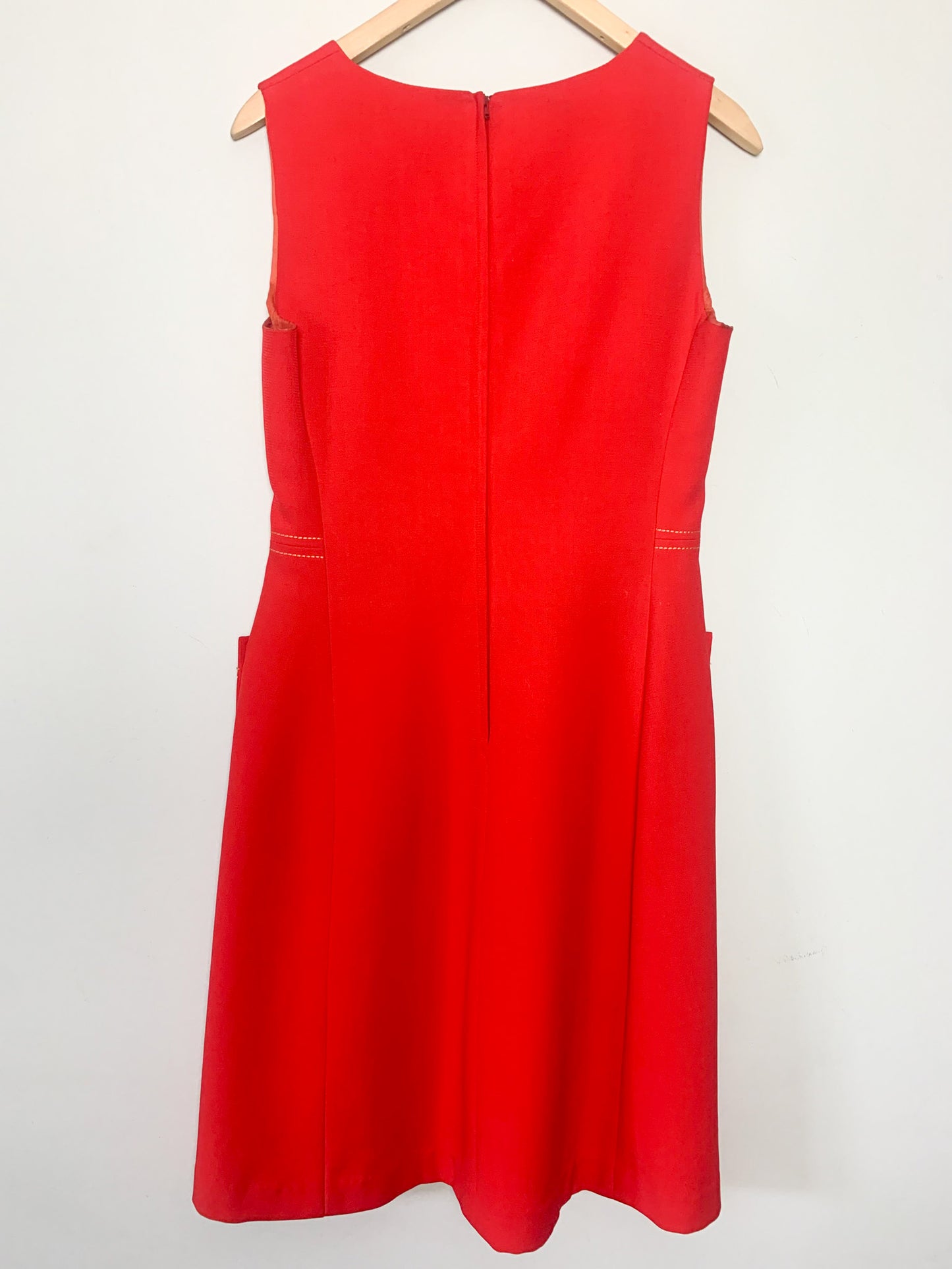 Robe Trapèze Vintage 60s Rouge Vif - Surpiqûres Graphiques Contrastées - Style Mod Chic - Taille 36 FR