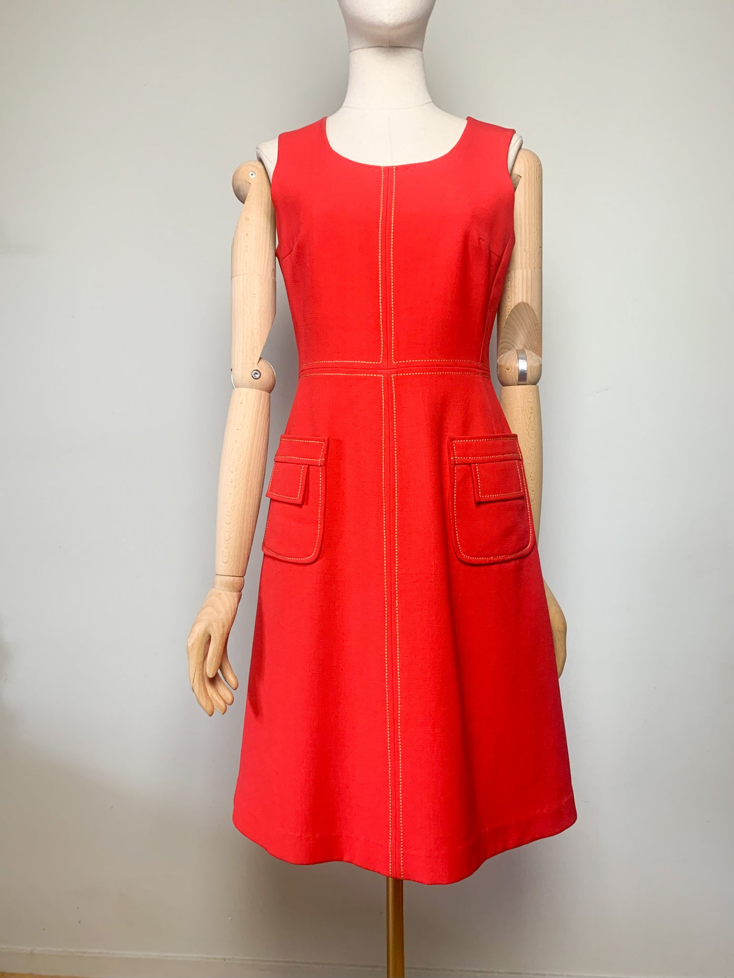 Robe Trapèze Vintage 60s Rouge Vif - Surpiqûres Graphiques Contrastées - Style Mod Chic - Taille 36 FR
