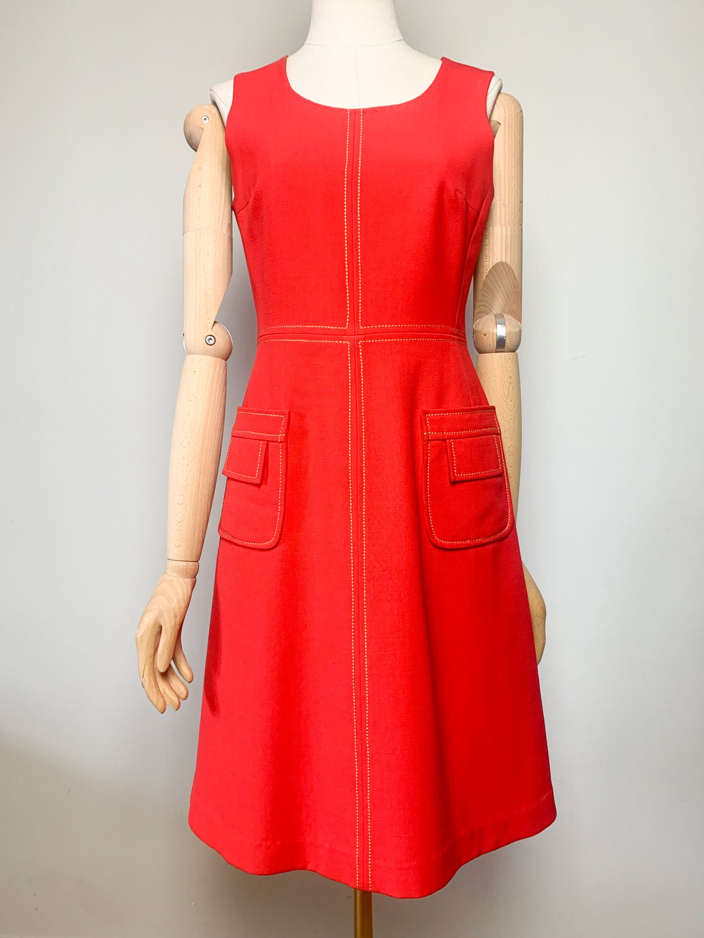 Robe Trapèze Vintage 60s Rouge Vif - Surpiqûres Graphiques Contrastées - Style Mod Chic - Taille 36 FR